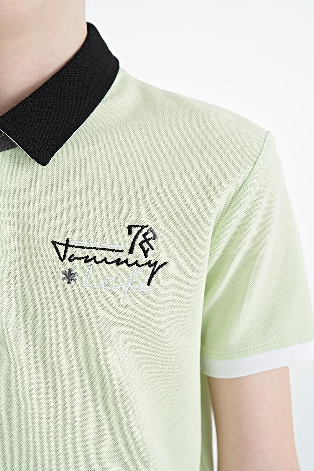 Açık Yeşil Yazı Nakış Detaylı Standart Kalıp Polo Yaka Erkek Çocuk T-Shirt - 11085