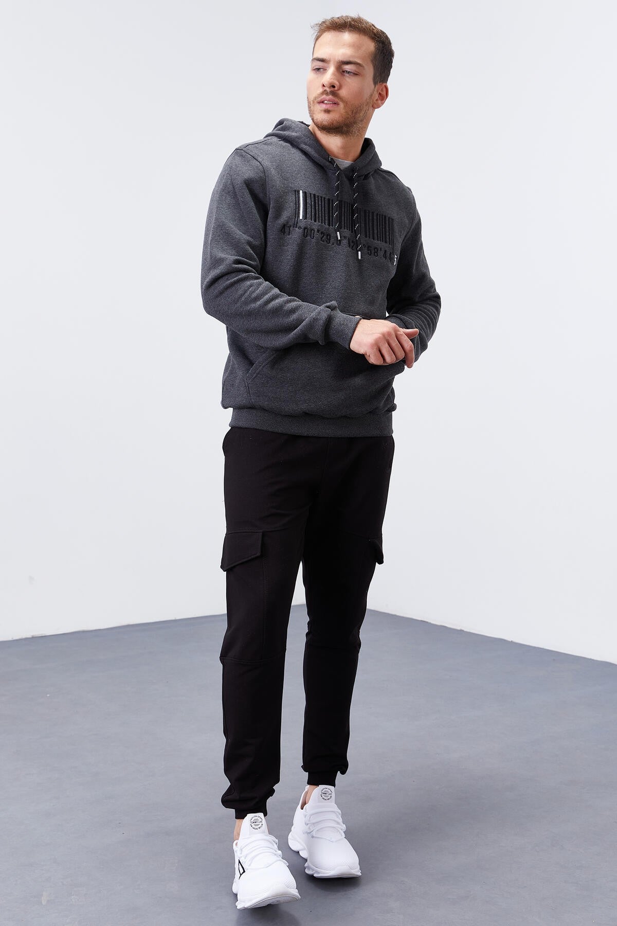 Antrasit Melanj Nakışlı Kanguru Cep Standart Kalıp Kapüşonlu Erkek Sweatshirt - 87839