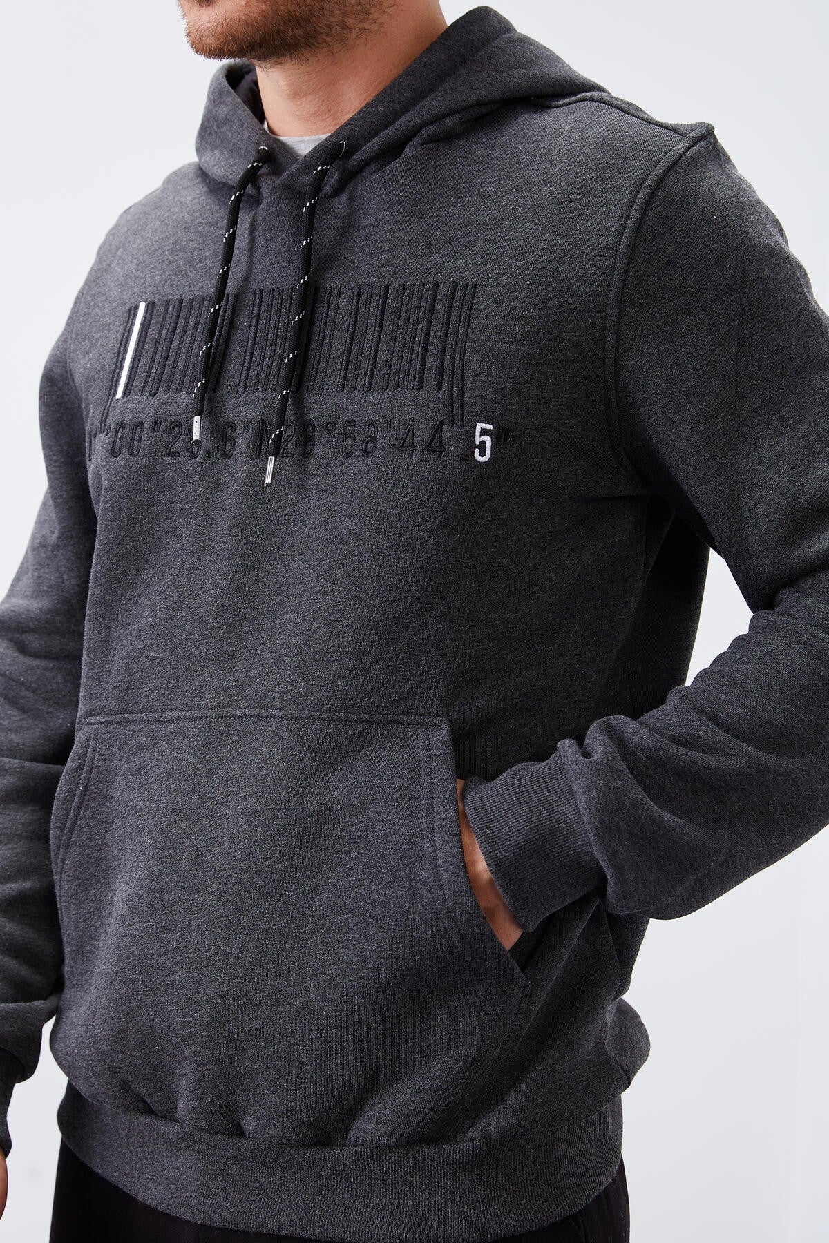 Antrasit Melanj Nakışlı Kanguru Cep Standart Kalıp Kapüşonlu Erkek Sweatshirt - 87839