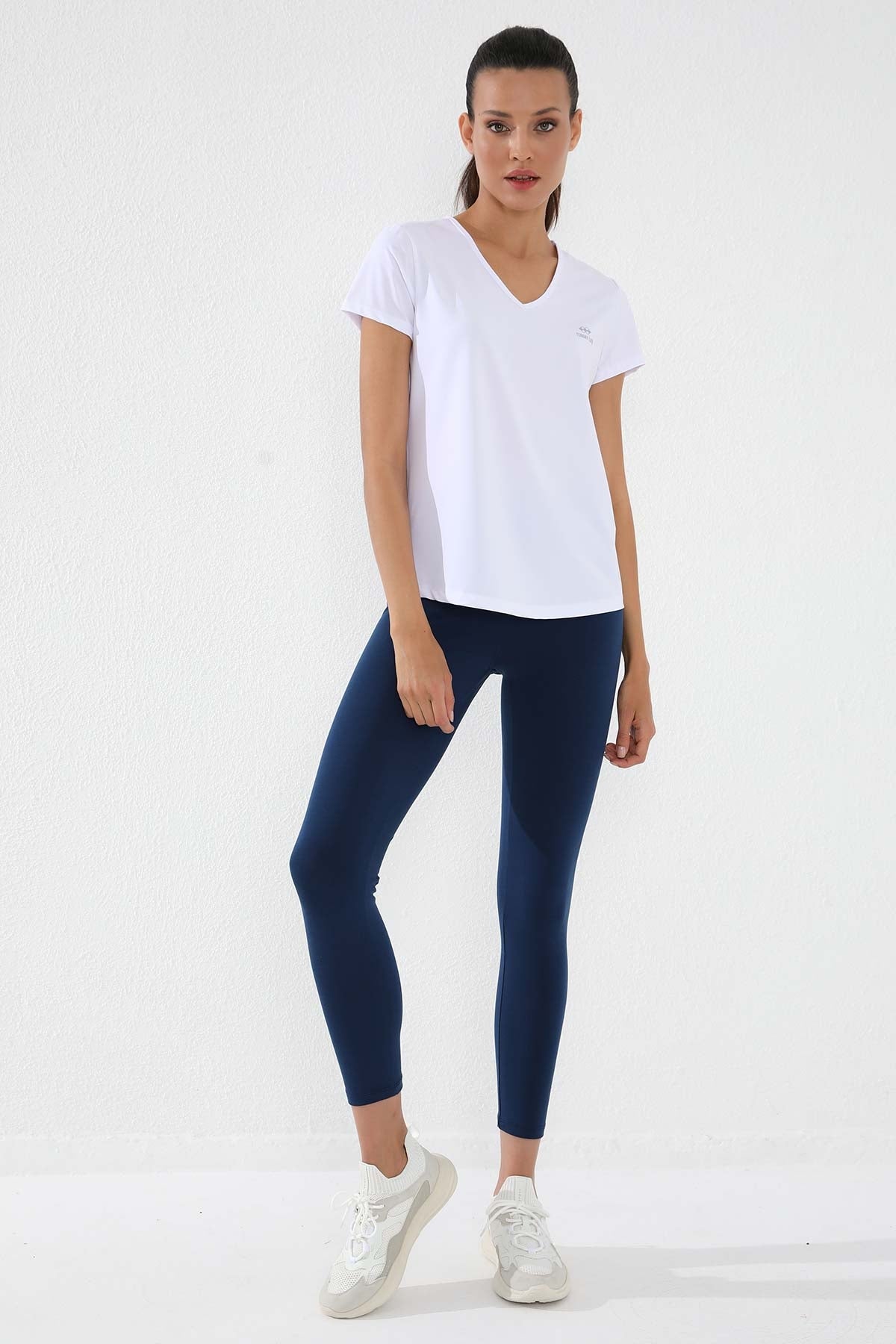 Beyaz Basic Kısa Kol Standart Kalıp V Yaka Kadın T-Shirt - 97145