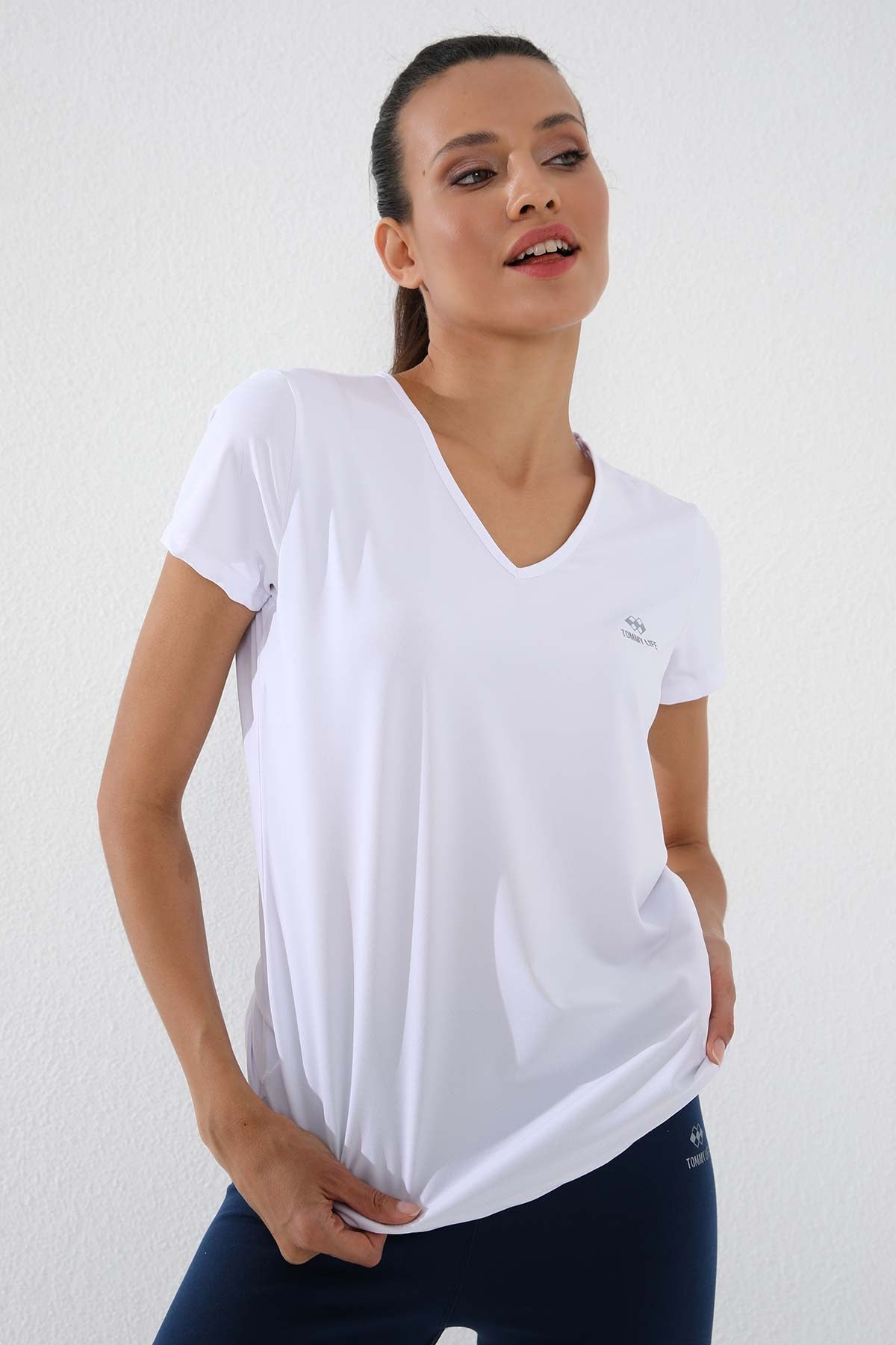 Beyaz Basic Kısa Kol Standart Kalıp V Yaka Kadın T-Shirt - 97145