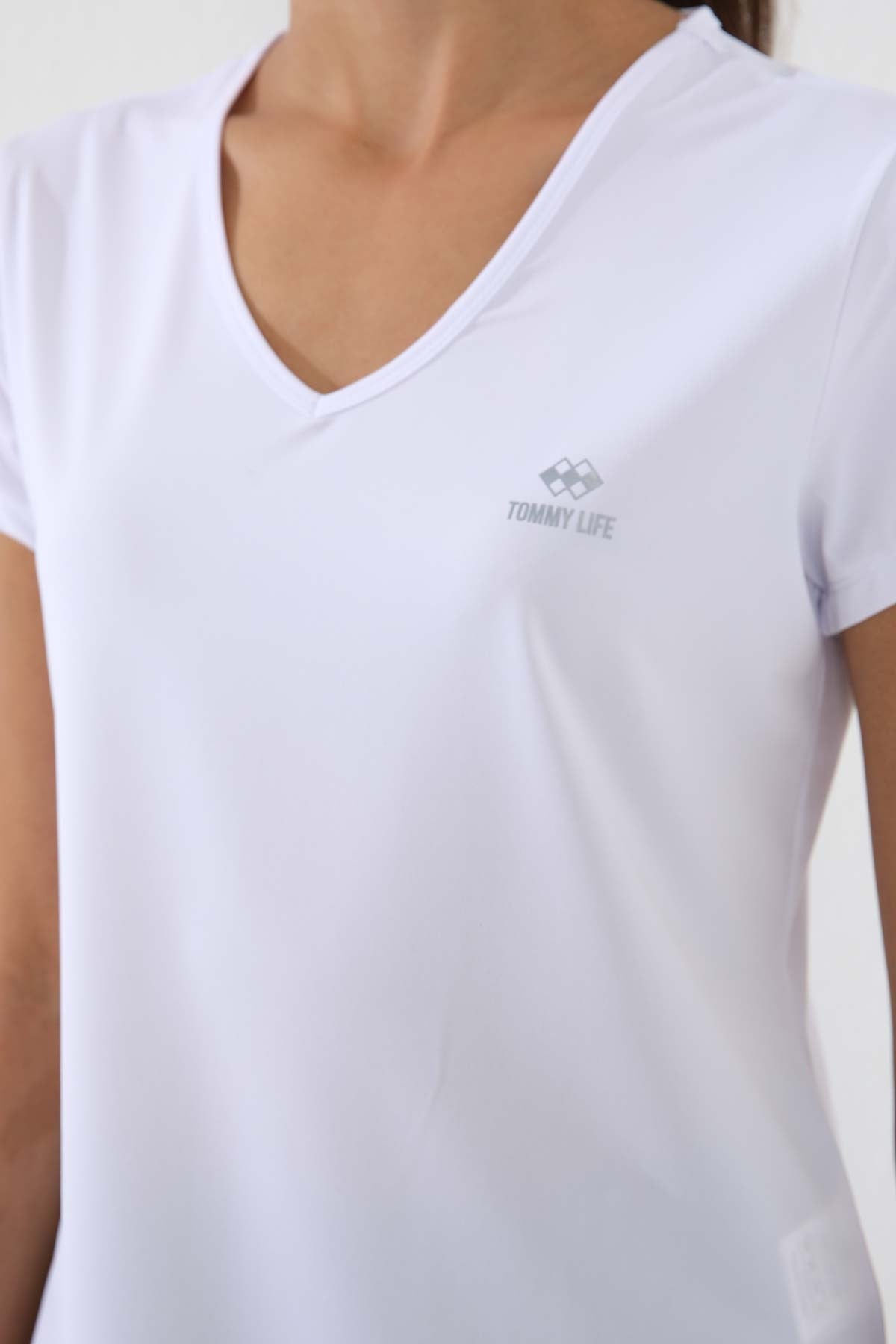Beyaz Basic Kısa Kol Standart Kalıp V Yaka Kadın T-Shirt - 97145