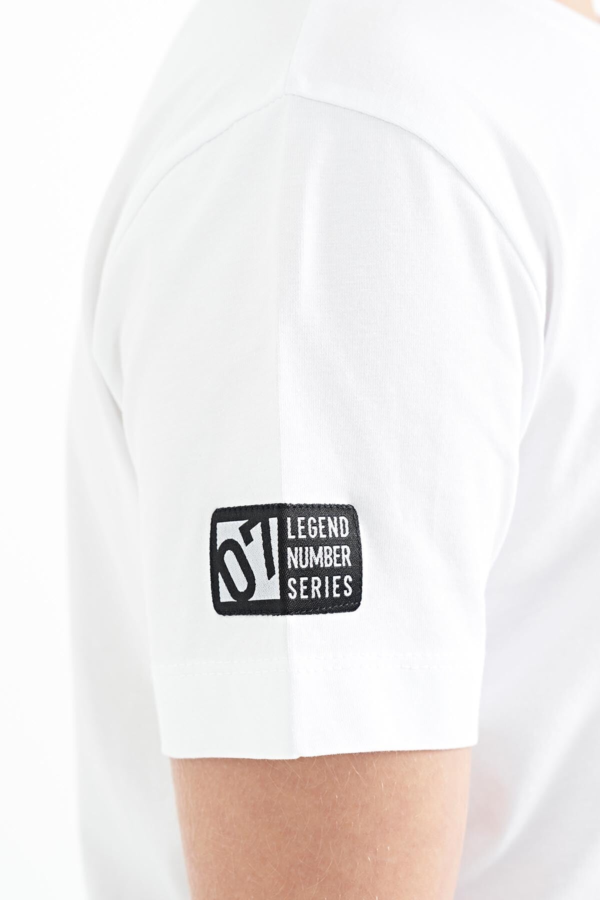 Beyaz Baskı Detaylı O Yaka Standart Kalıp Erkek Çocuk T-Shirt - 11104