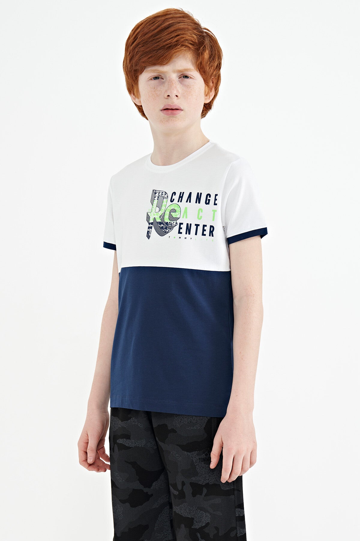 Beyaz Baskı Detaylı Renk Bloklu Standart Kalıp O Yaka Erkek Çocuk T-Shirt - 11107