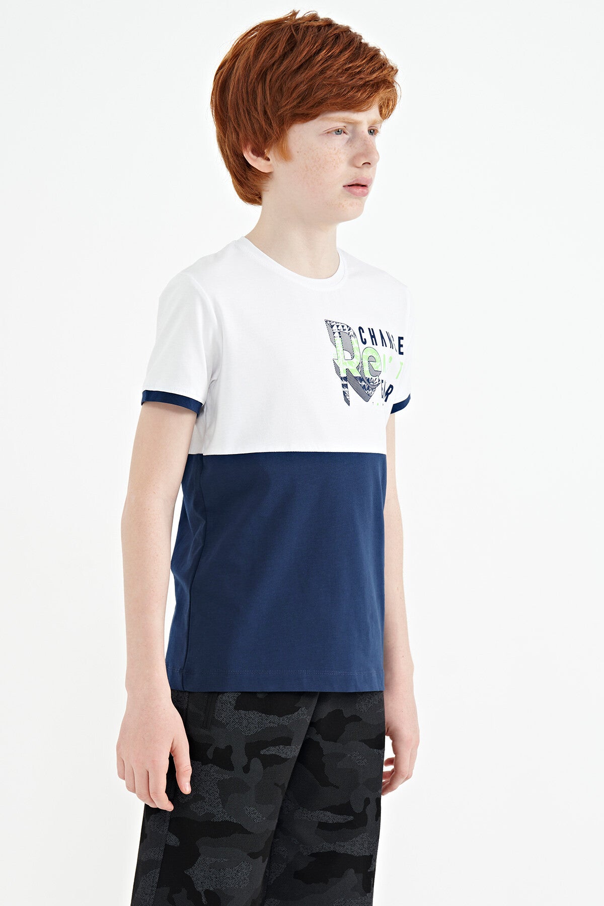 Beyaz Baskı Detaylı Renk Bloklu Standart Kalıp O Yaka Erkek Çocuk T-Shirt - 11107