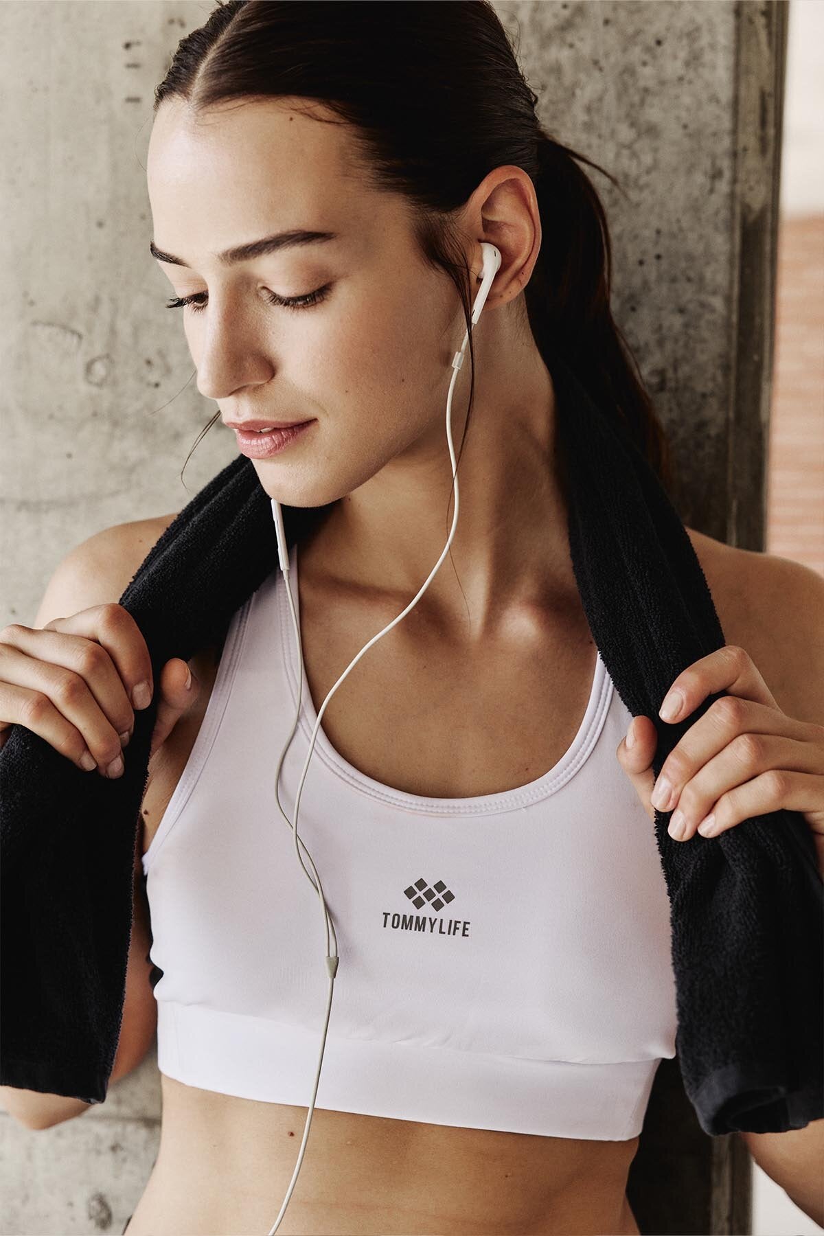 Beyaz Çapraz Sırt Detaylı Slim Fit U Yaka Pedli Kadın Spor Büstiyer - 97121