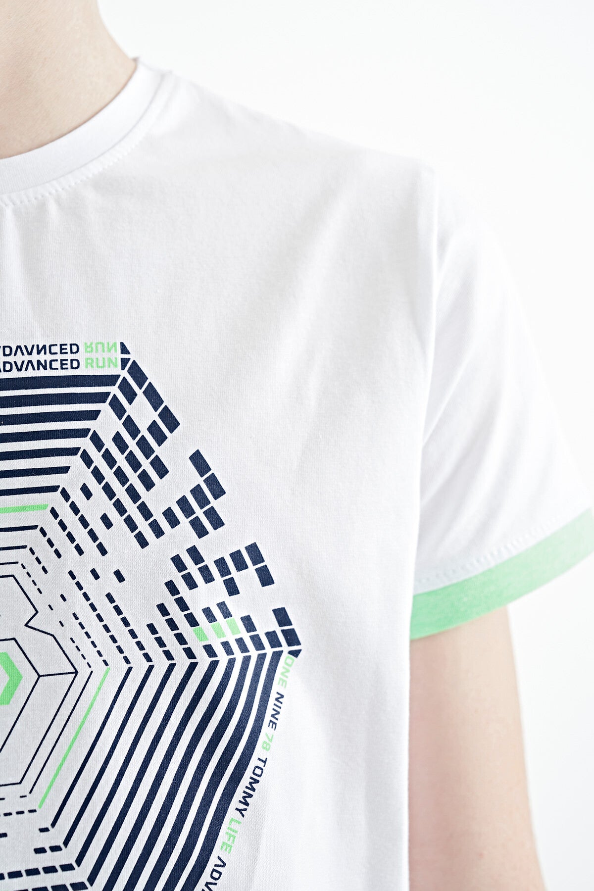 Beyaz Kol Ucu Renkli Detaylı Baskılı Standart Kalıp Erkek Çocuk T-Shirt - 11156