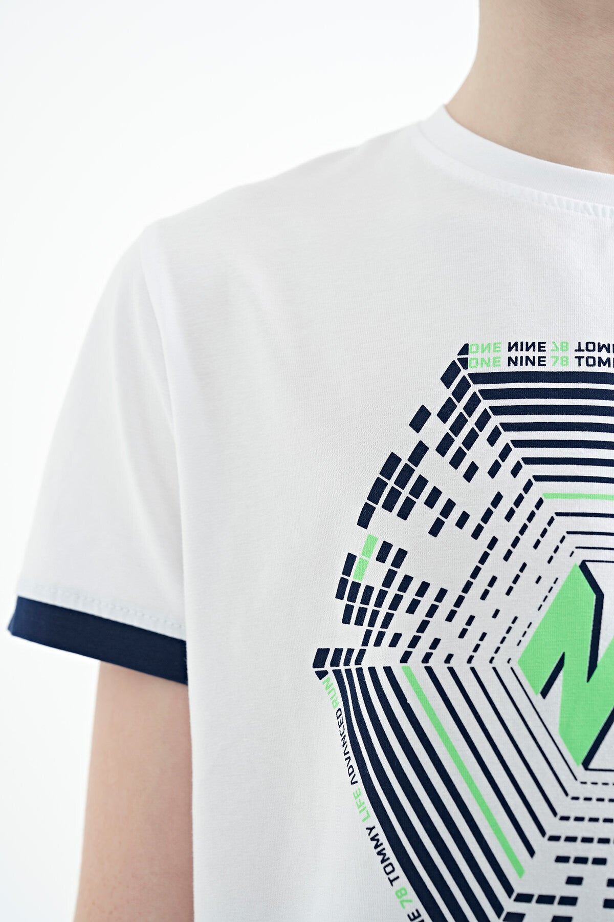 Beyaz Kol Ucu Renkli Detaylı Baskılı Standart Kalıp Erkek Çocuk T-Shirt - 11156