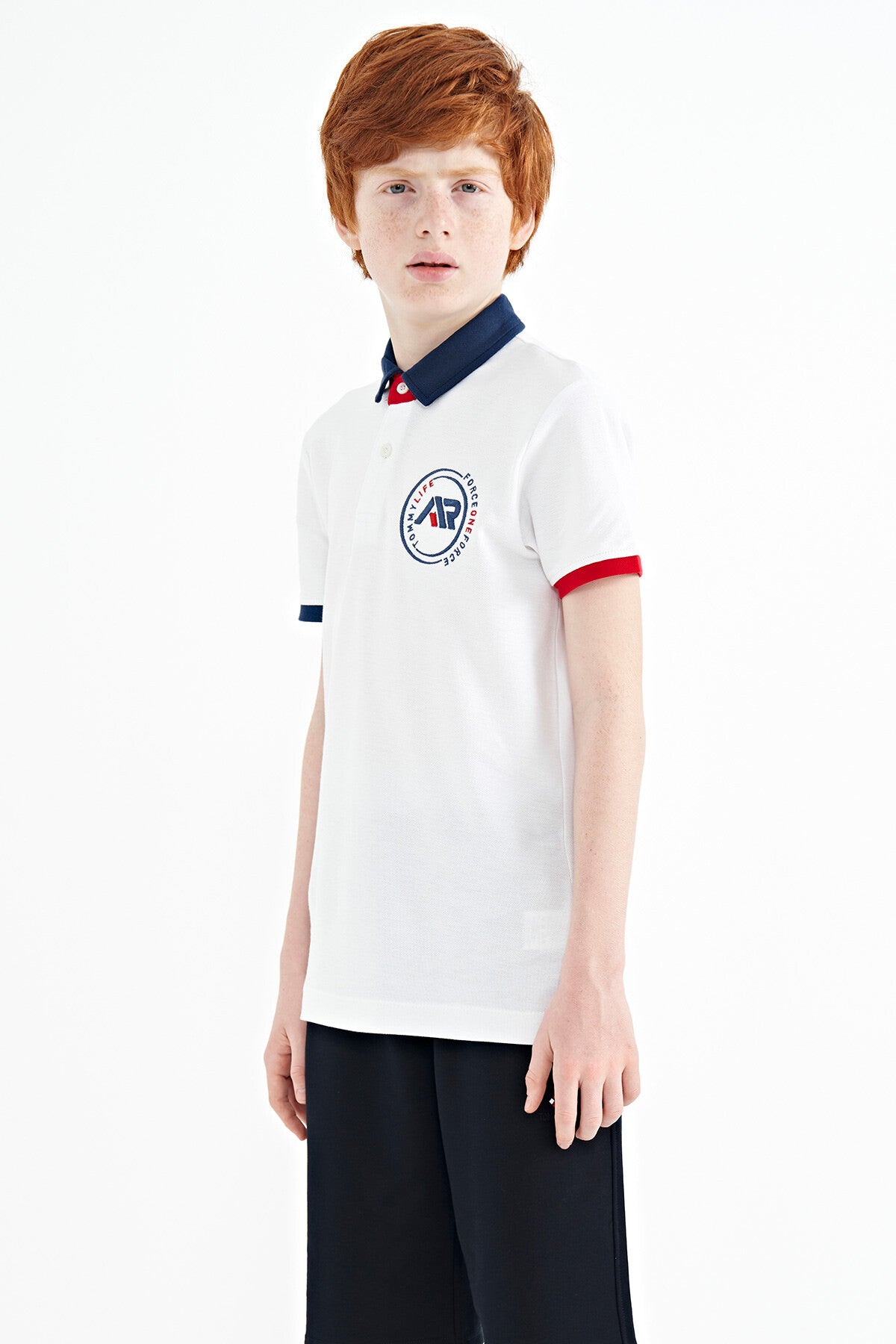 Beyaz Kol Ucu Renkli Logo Nakışlı Standart Kalıp Polo Yaka Erkek Çocuk T-Shirt - 11138