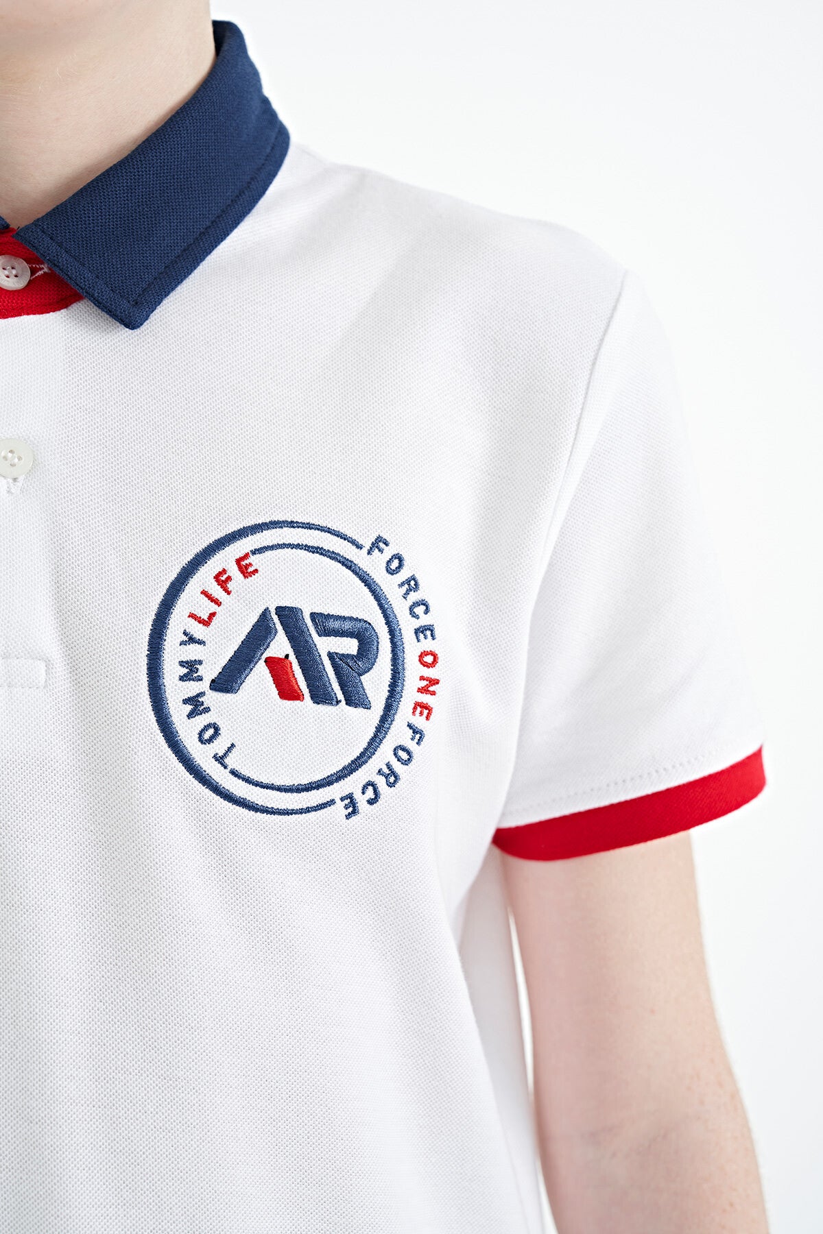 Beyaz Kol Ucu Renkli Logo Nakışlı Standart Kalıp Polo Yaka Erkek Çocuk T-Shirt - 11138