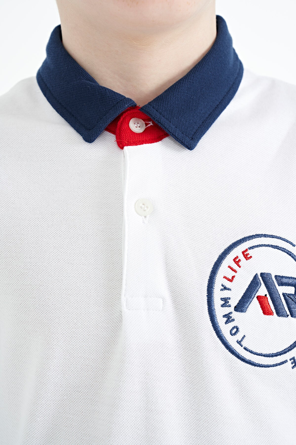 Beyaz Kol Ucu Renkli Logo Nakışlı Standart Kalıp Polo Yaka Erkek Çocuk T-Shirt - 11138