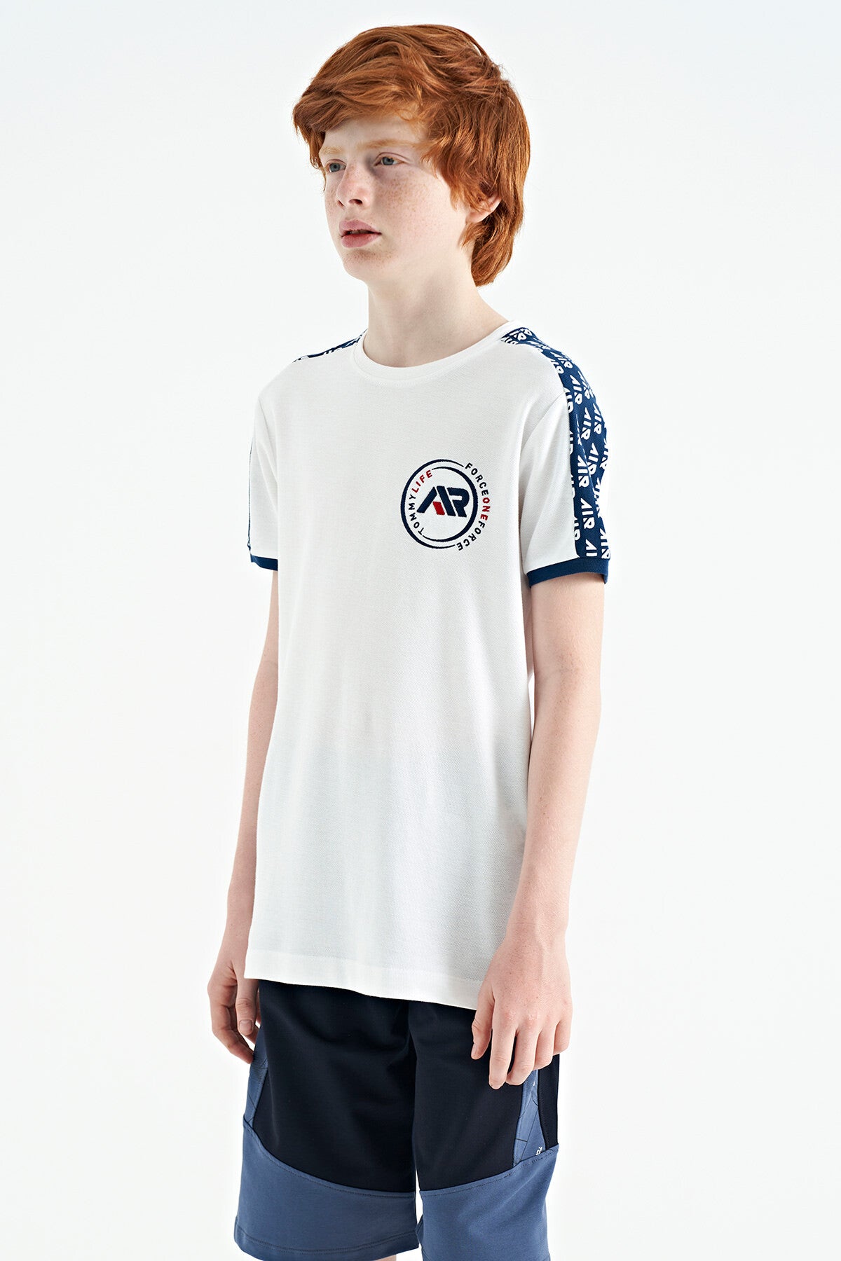 Beyaz Omuz Baskı Detaylı Standart Kalıp O Yaka Erkek Çocuk T-Shirt - 11121