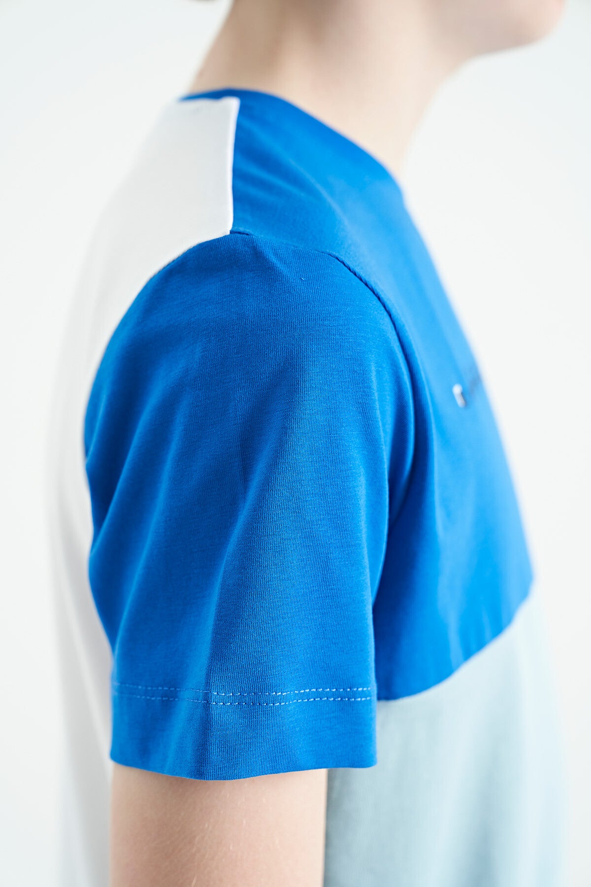 Beyaz Renk Bloklu O Yaka Baskı Detaylı Standart Kalıp Erkek Çocuk T-Shirt - 11135