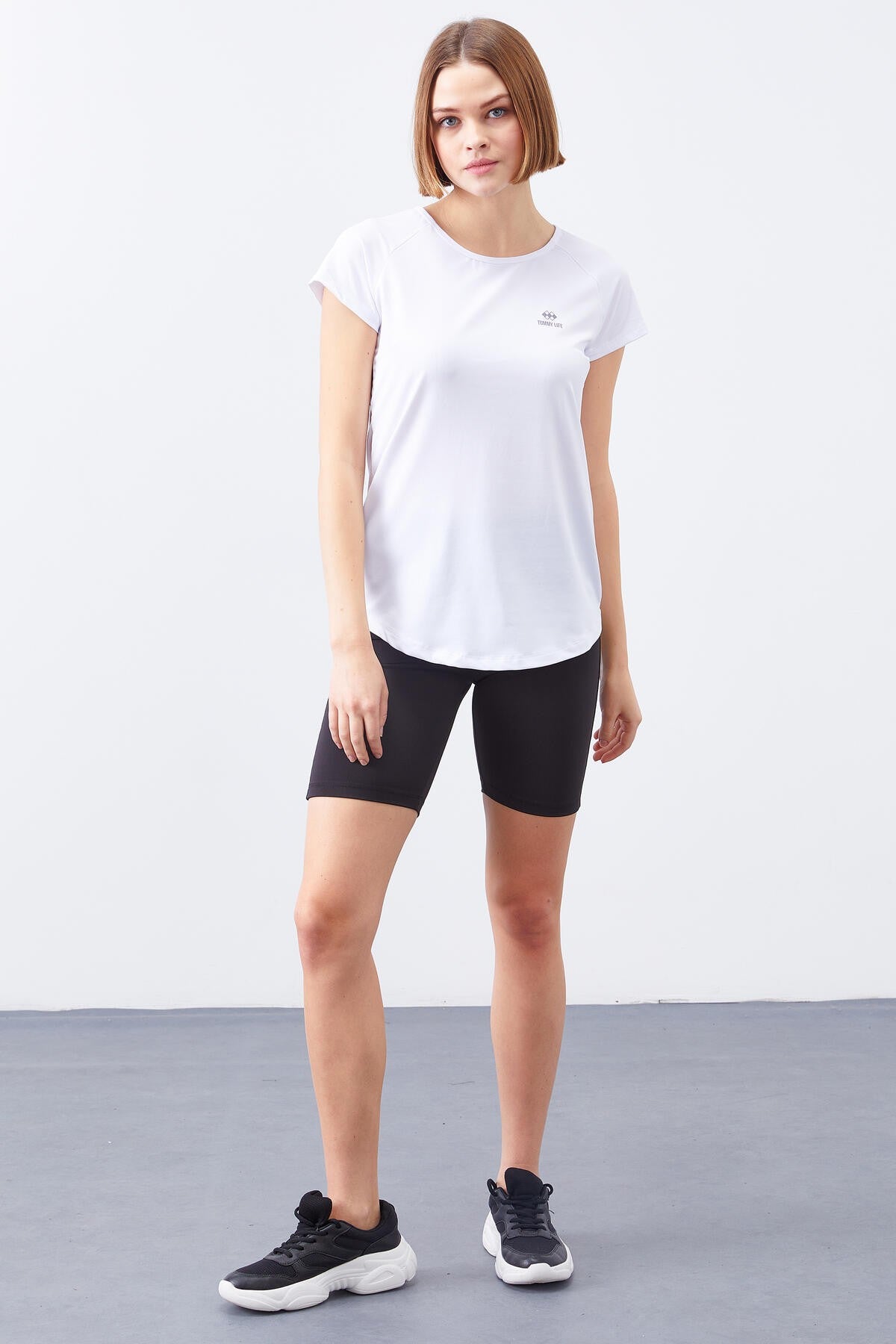 Beyaz Sırt Pencereli Kısa Kol Standart Kalıp O Yaka Kadın T-Shirt - 97101