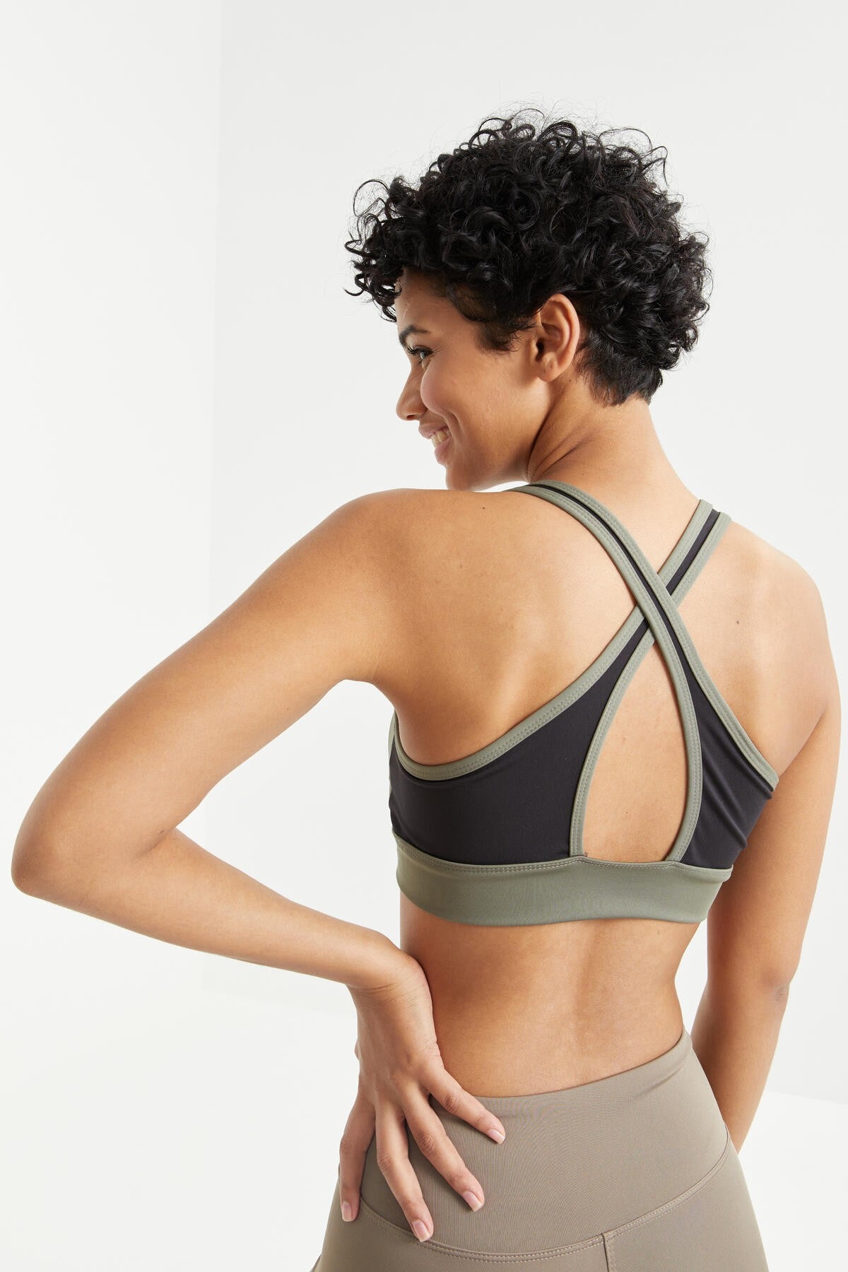 Çağla Çapraz Sırt Detaylı Slim Fit U Yaka Pedli Kadın Spor Büstiyer - 97121