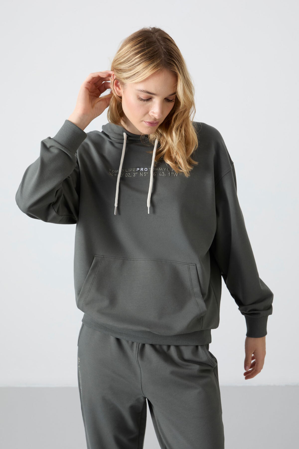 Çağla Kapüşonlu Kanguru Cep Oversize Lastik Paça Kadın Eşofman Takımı - 95288