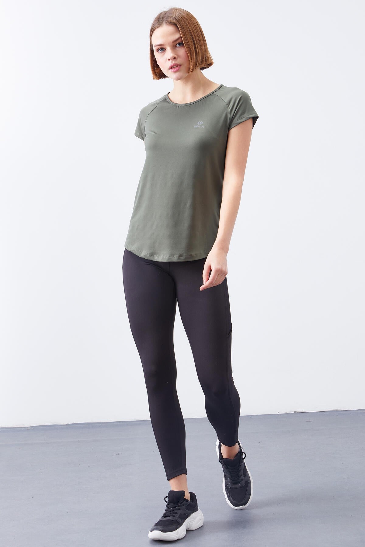 Çağla Sırt Pencereli Kısa Kol Standart Kalıp O Yaka Kadın T-Shirt - 97101