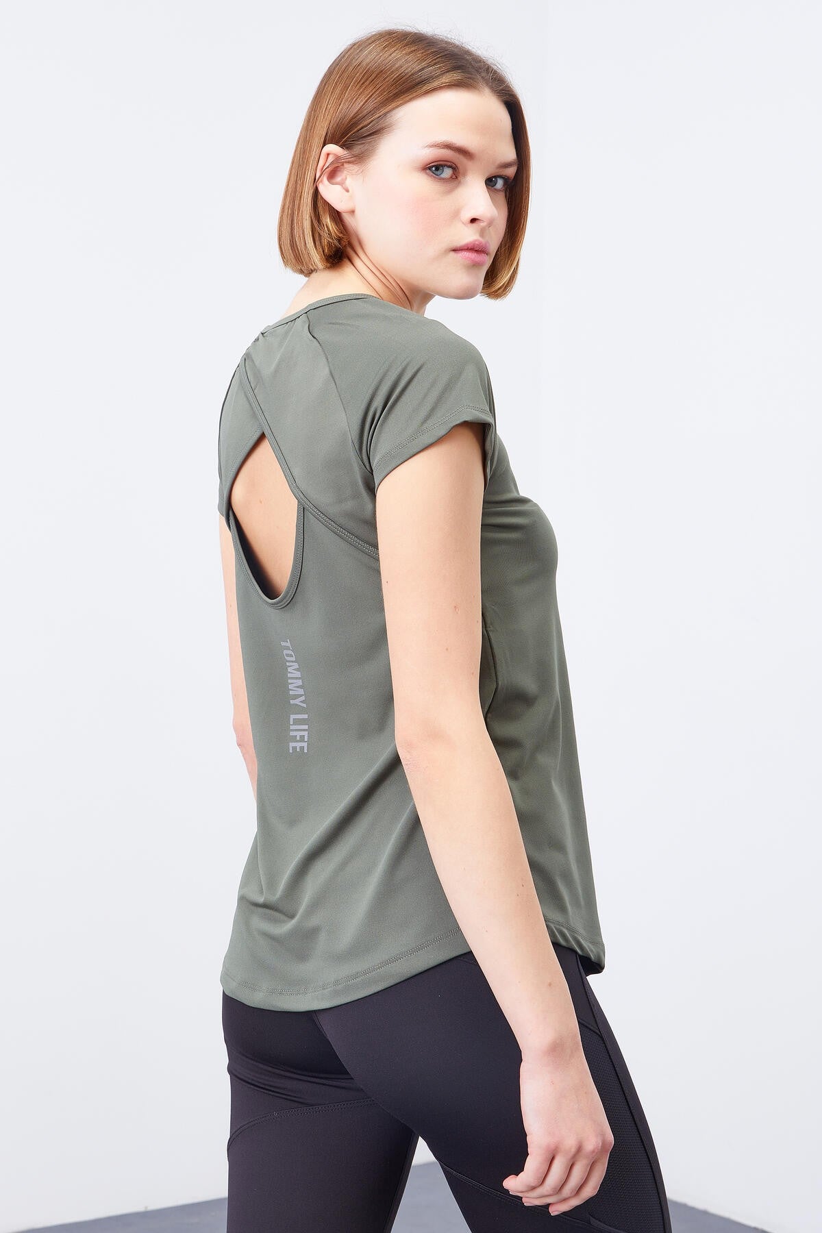 Çağla Sırt Pencereli Kısa Kol Standart Kalıp O Yaka Kadın T-Shirt - 97101