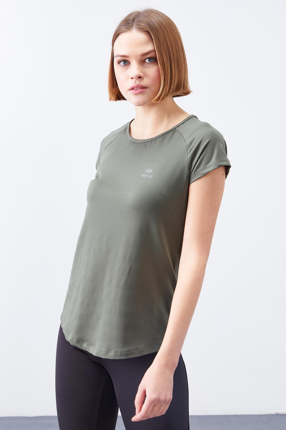 Çağla Sırt Pencereli Kısa Kol Standart Kalıp O Yaka Kadın T-Shirt - 97101