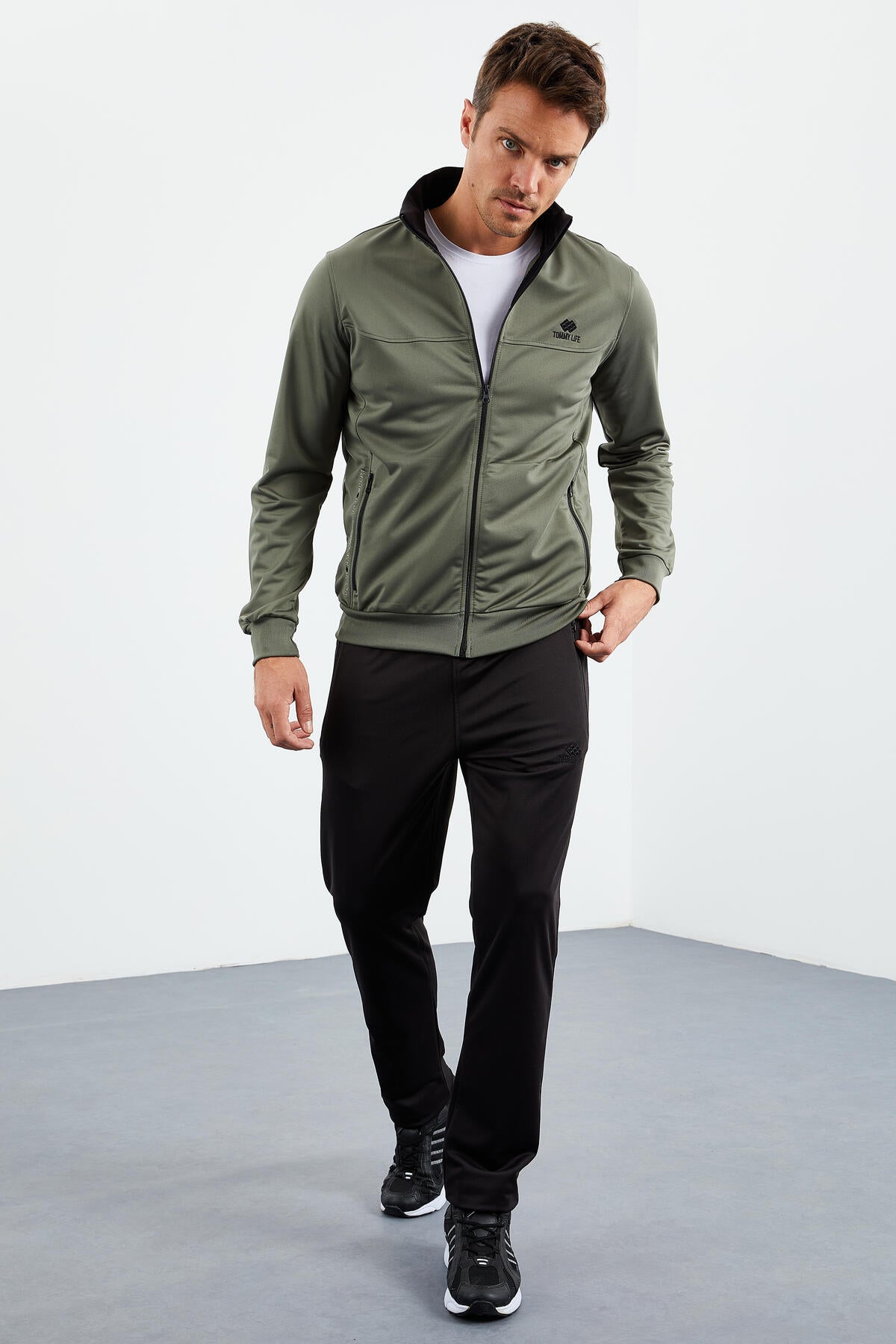 Çağla - Siyah Dik Yaka Fermuarlı Standart Kalıp Klasik Paça Erkek Eşofman Takımı - 85162