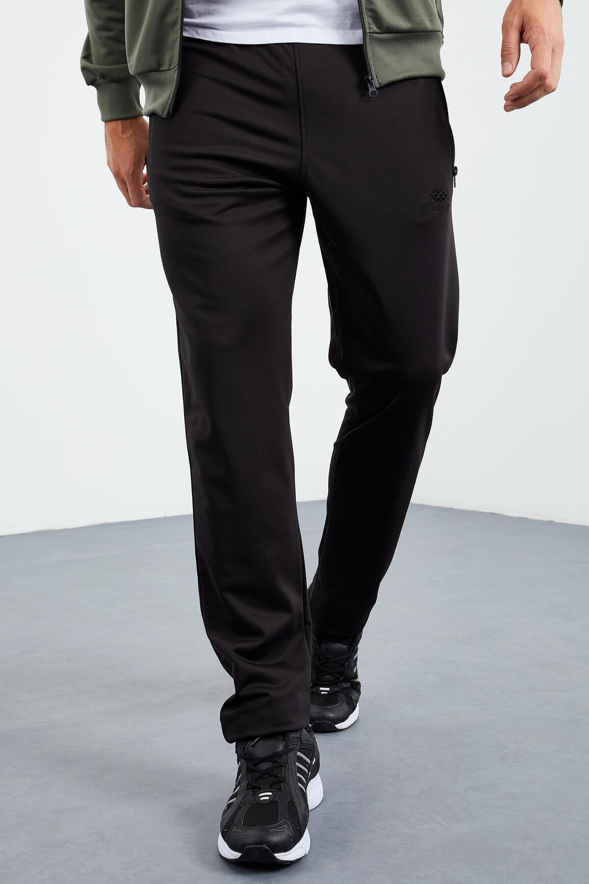 Çağla - Siyah Dik Yaka Fermuarlı Standart Kalıp Klasik Paça Erkek Eşofman Takımı - 85162