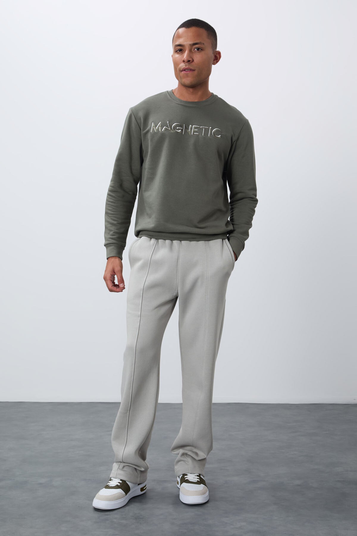 Çağla Yazı Nakışlı O Yaka Rahat Form İçi Polarlı Erkek Sweatshirt - 88020