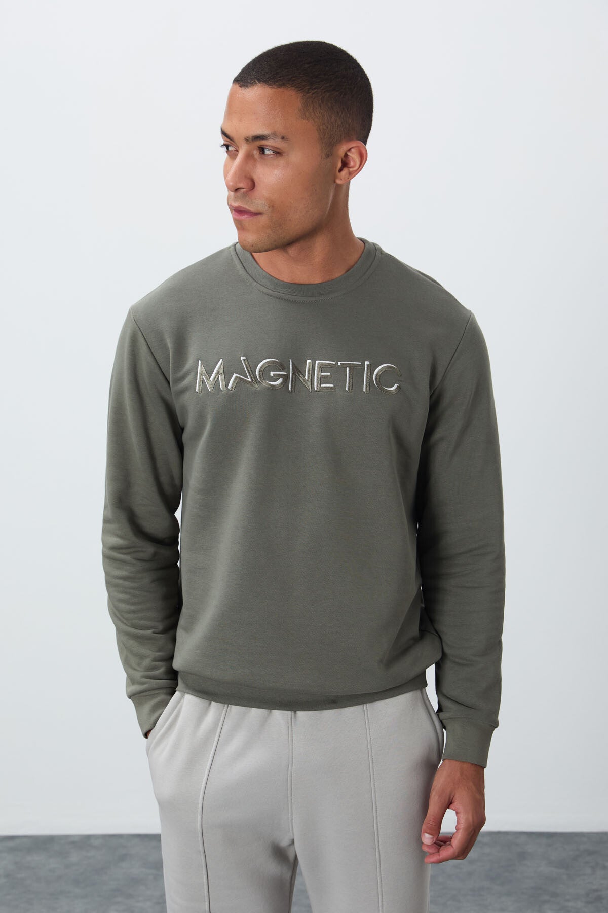 Çağla Yazı Nakışlı O Yaka Rahat Form İçi Polarlı Erkek Sweatshirt - 88020