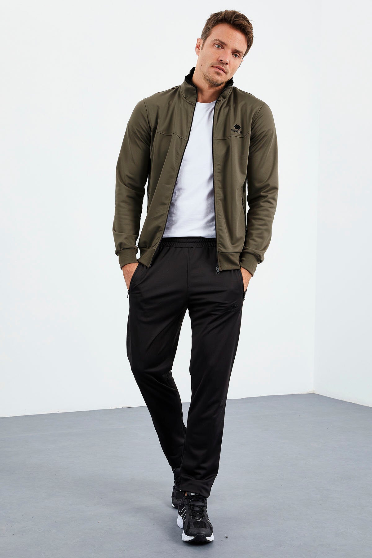 Camel - Siyah Dik Yaka Fermuarlı Standart Kalıp Klasik Paça Erkek Eşofman Takımı - 85162