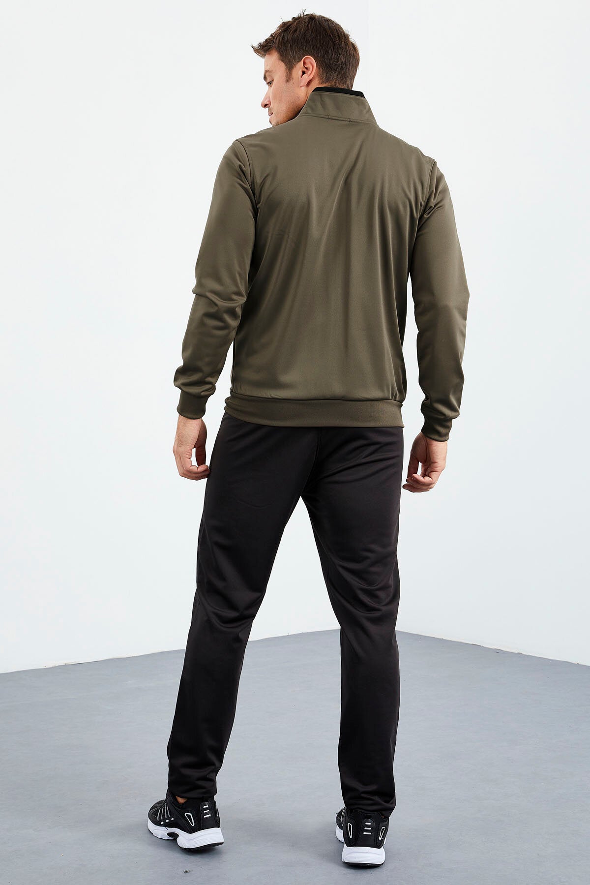 Camel - Siyah Dik Yaka Fermuarlı Standart Kalıp Klasik Paça Erkek Eşofman Takımı - 85162