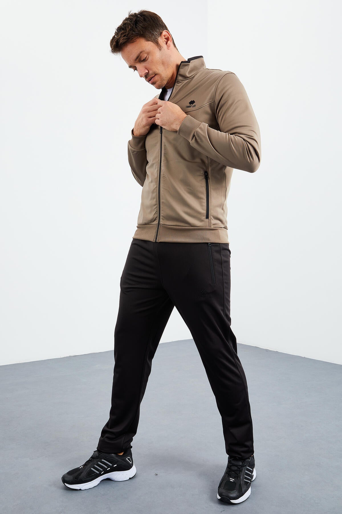 Camel - Siyah Dik Yaka Fermuarlı Standart Kalıp Klasik Paça Erkek Eşofman Takımı - 85162