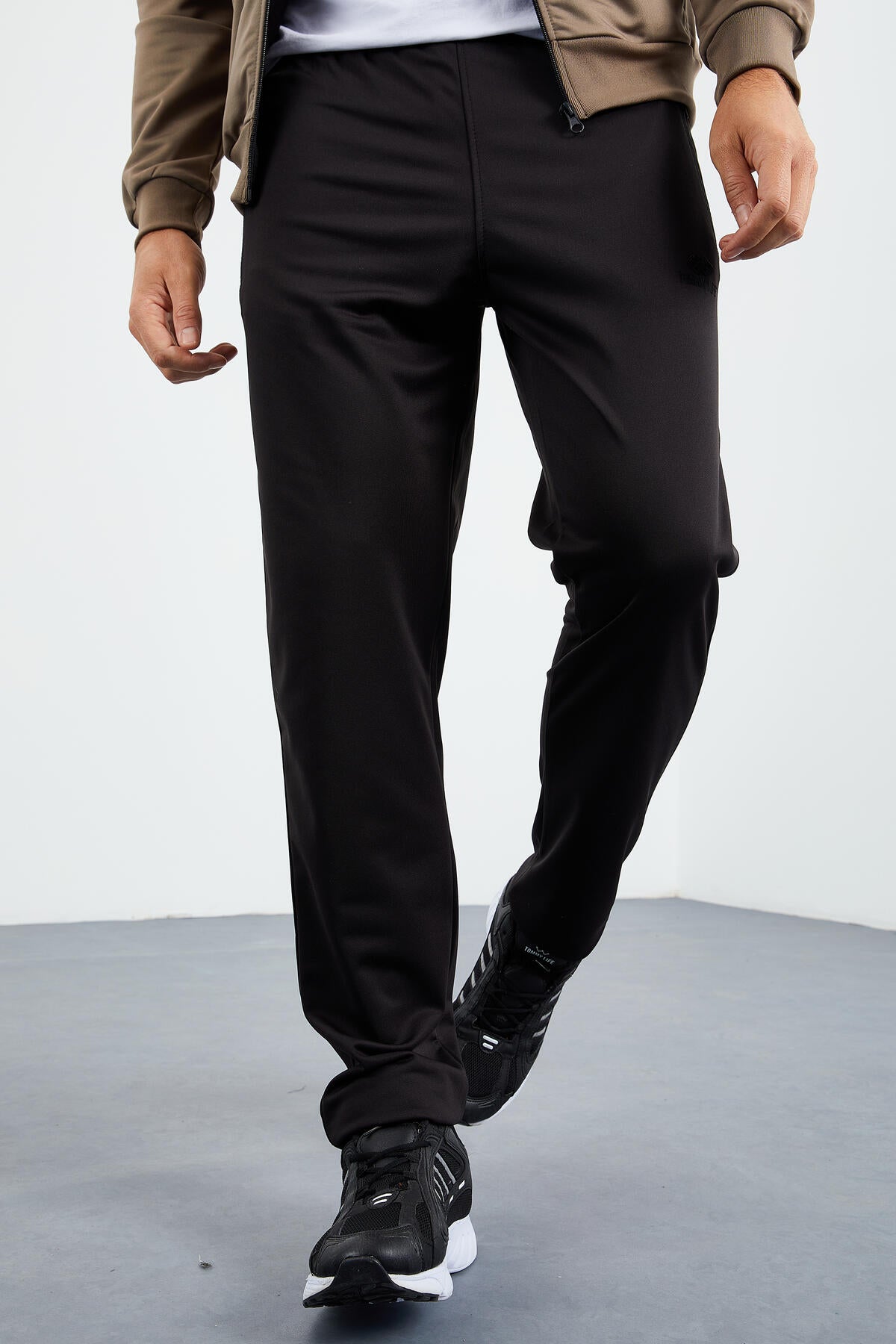 Camel - Siyah Dik Yaka Fermuarlı Standart Kalıp Klasik Paça Erkek Eşofman Takımı - 85162