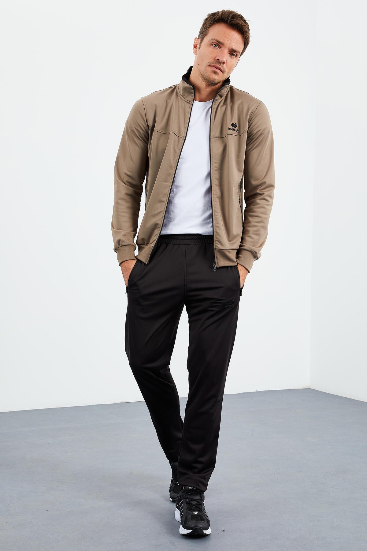 Camel - Siyah Dik Yaka Fermuarlı Standart Kalıp Klasik Paça Erkek Eşofman Takımı - 85162