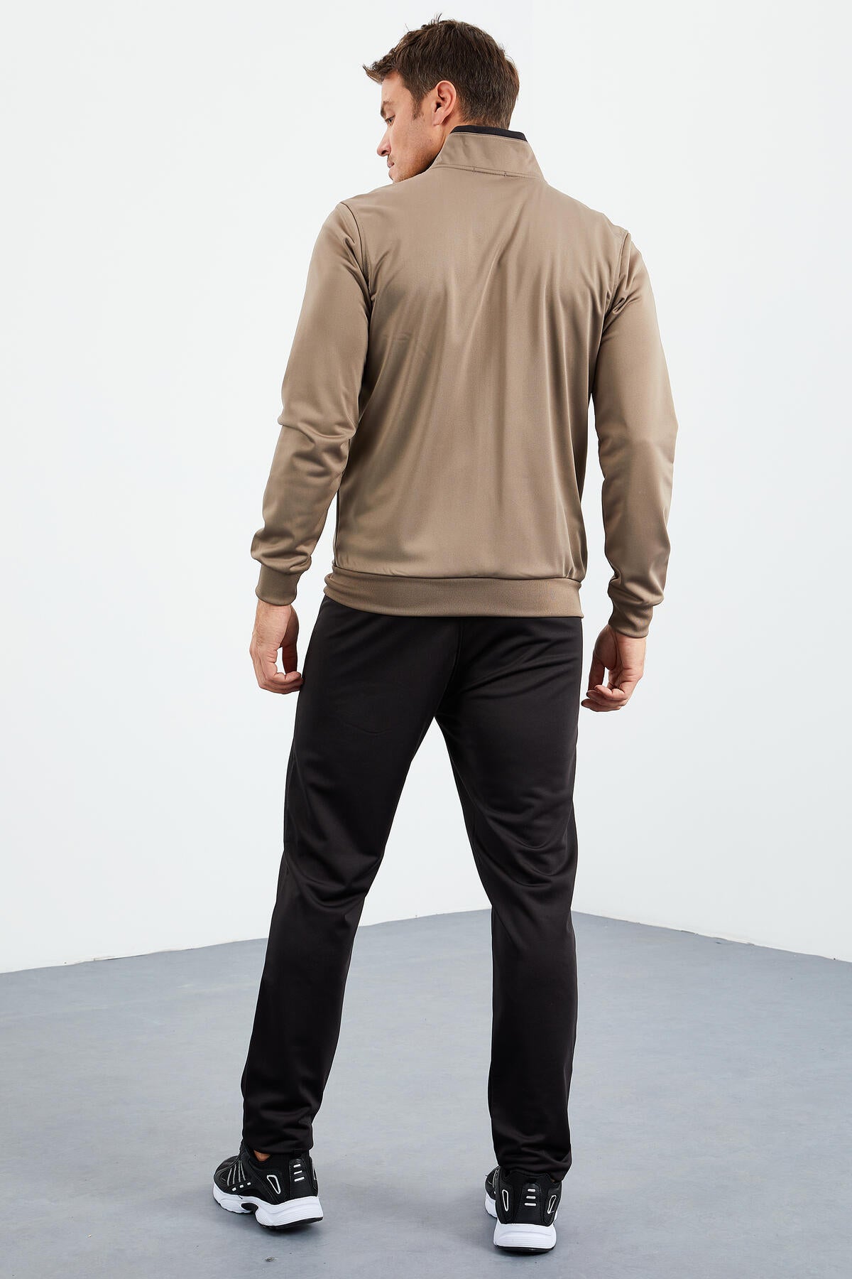 Camel - Siyah Dik Yaka Fermuarlı Standart Kalıp Klasik Paça Erkek Eşofman Takımı - 85162