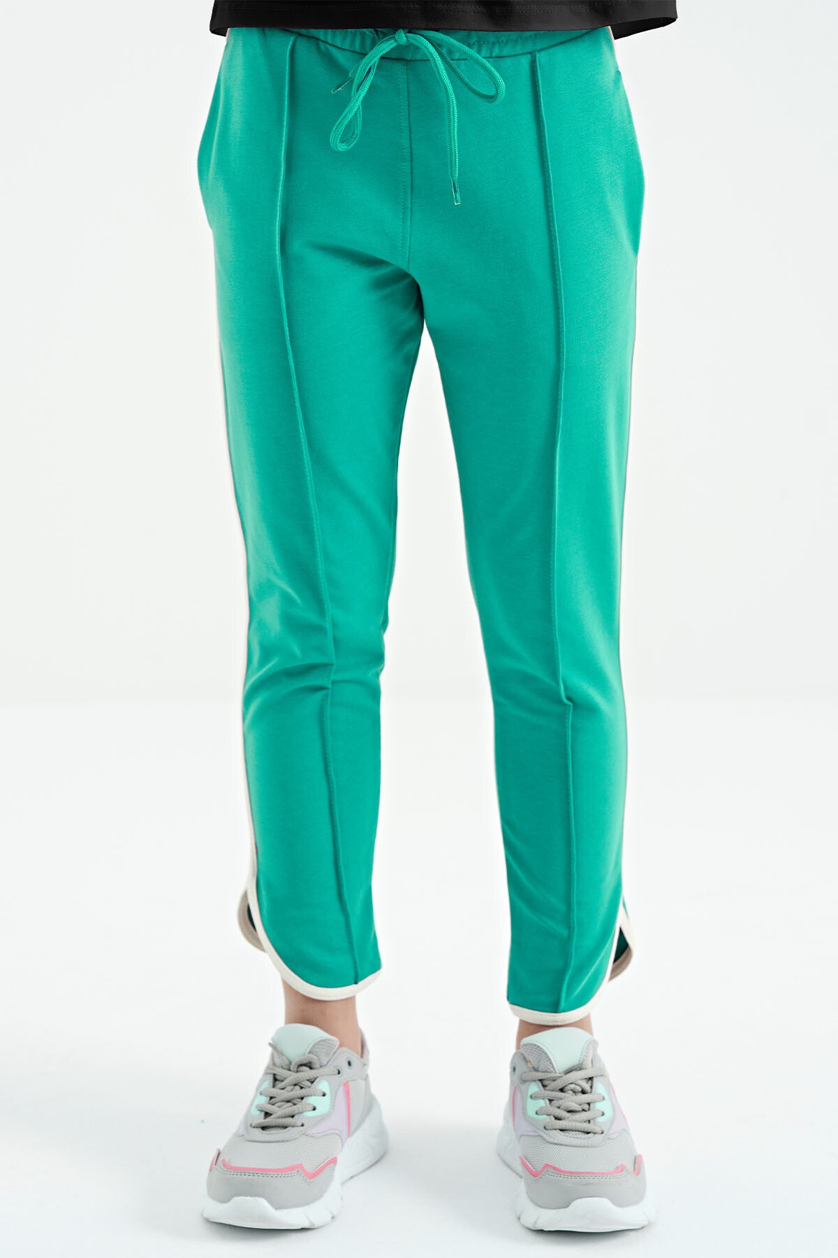 Deniz Yeşili Biye Detaylı Bağcıklı Ön Nevürlü Geniş Paçalı Kız Çocuk Eşofman Altı - 75124