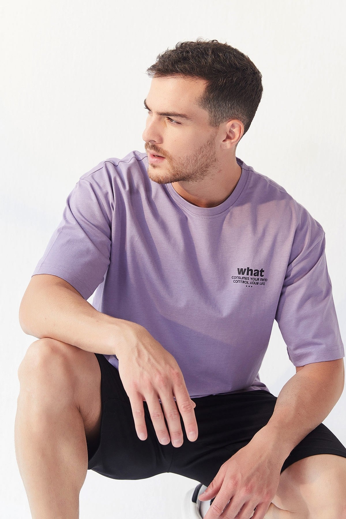 Eflatun - Siyah Küçük Yazı Baskılı O Yaka Erkek Oversize Bermuda Şort Takım - 85156