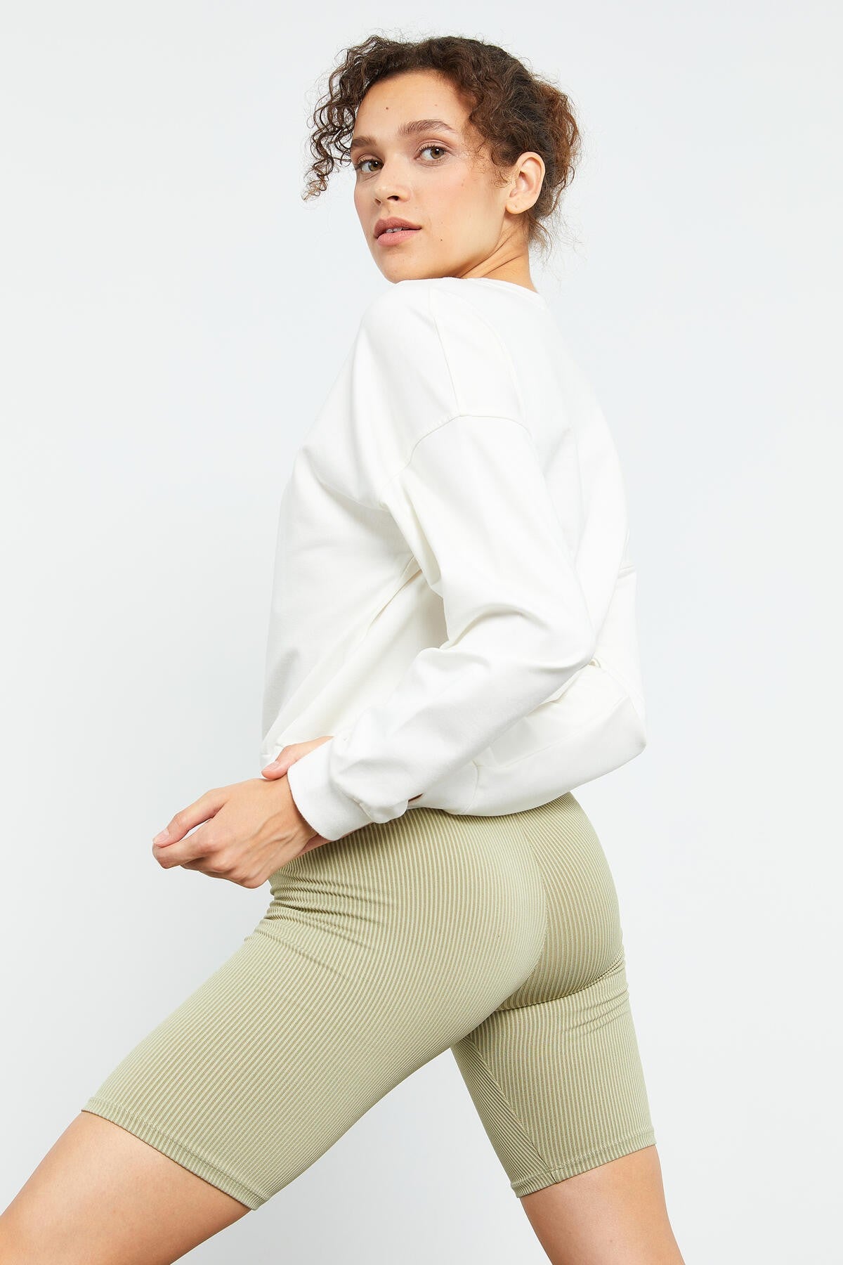 Ekru Basic Rahat Form O Yaka Kadın Sweatshirt - 97114