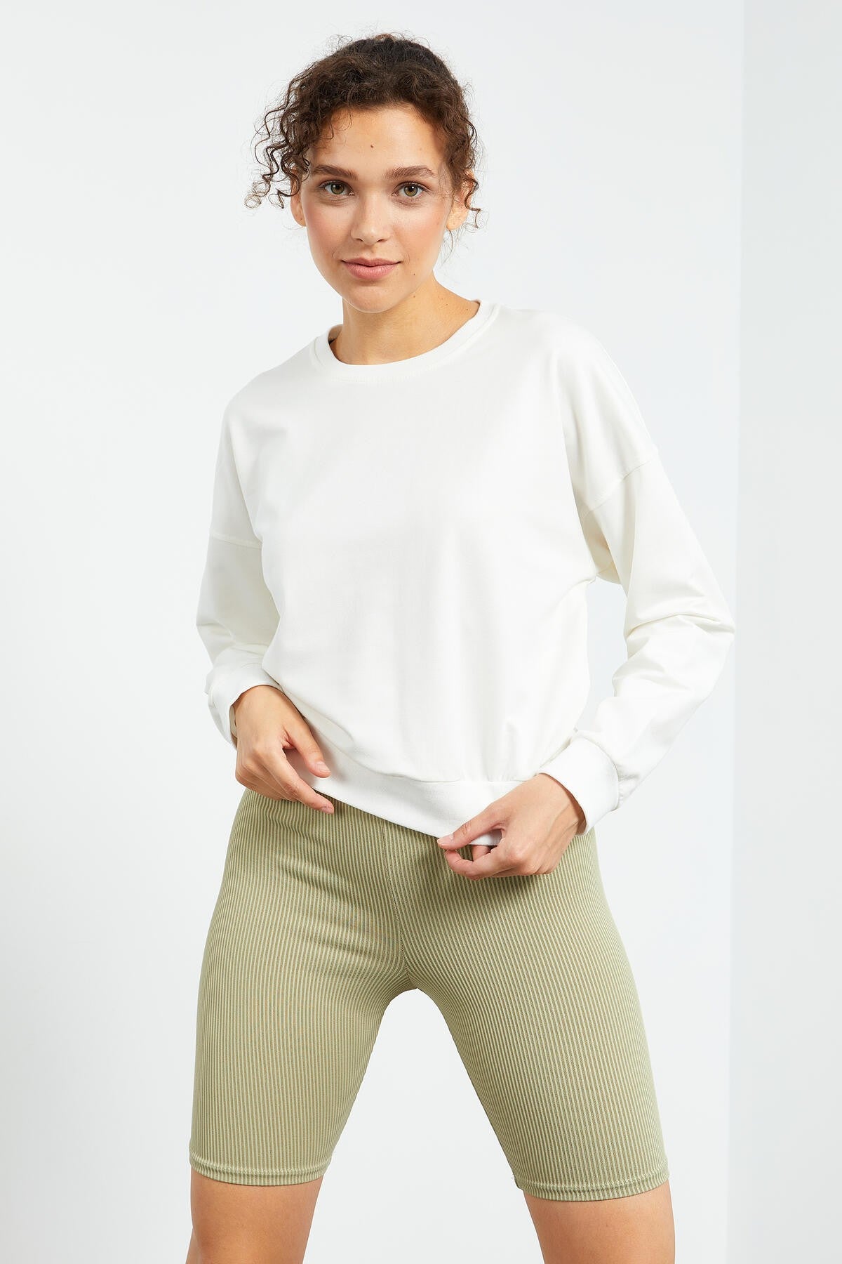 Ekru Basic Rahat Form O Yaka Kadın Sweatshirt - 97114