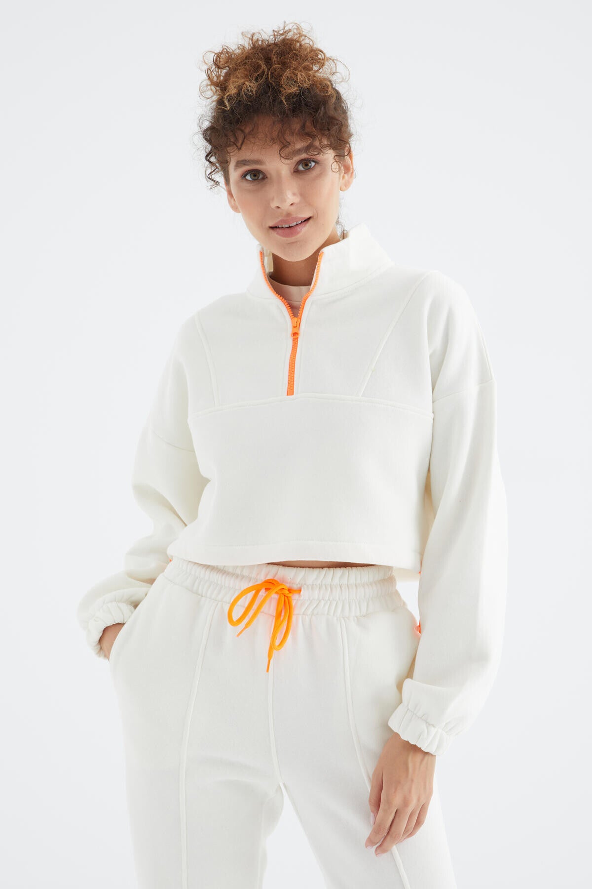 Ekru Düşük Omuzlu Beli Büzgülü Yarım Boy Fermuarlı Oversıze Kadın Eşofman Takım - 95321