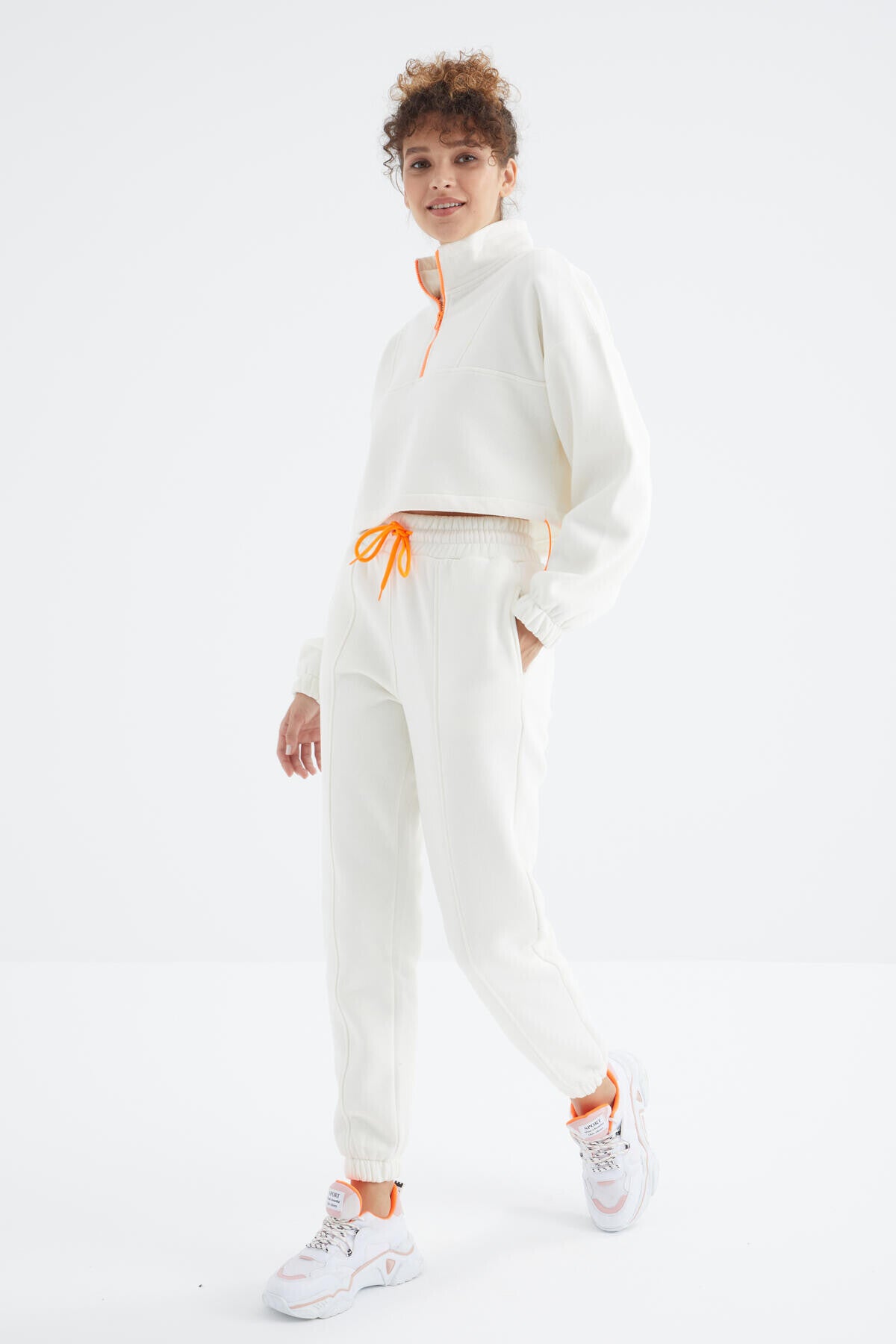 Ekru Düşük Omuzlu Beli Büzgülü Yarım Boy Fermuarlı Oversıze Kadın Eşofman Takım - 95321