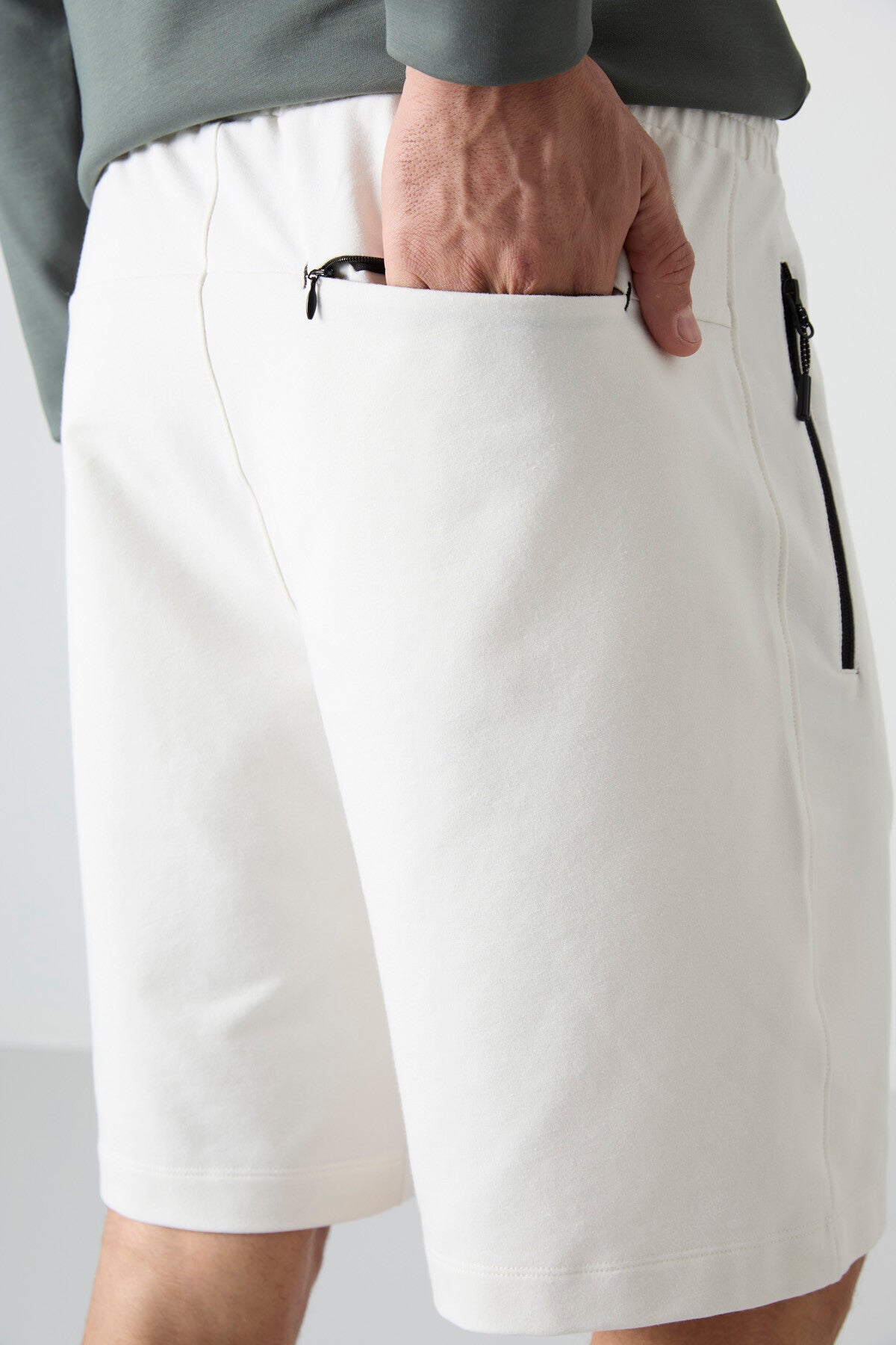 Ekru Gizli Fermuar Arka Cepli Bağcıklı Standart Kalıp Erkek Şort - 81136