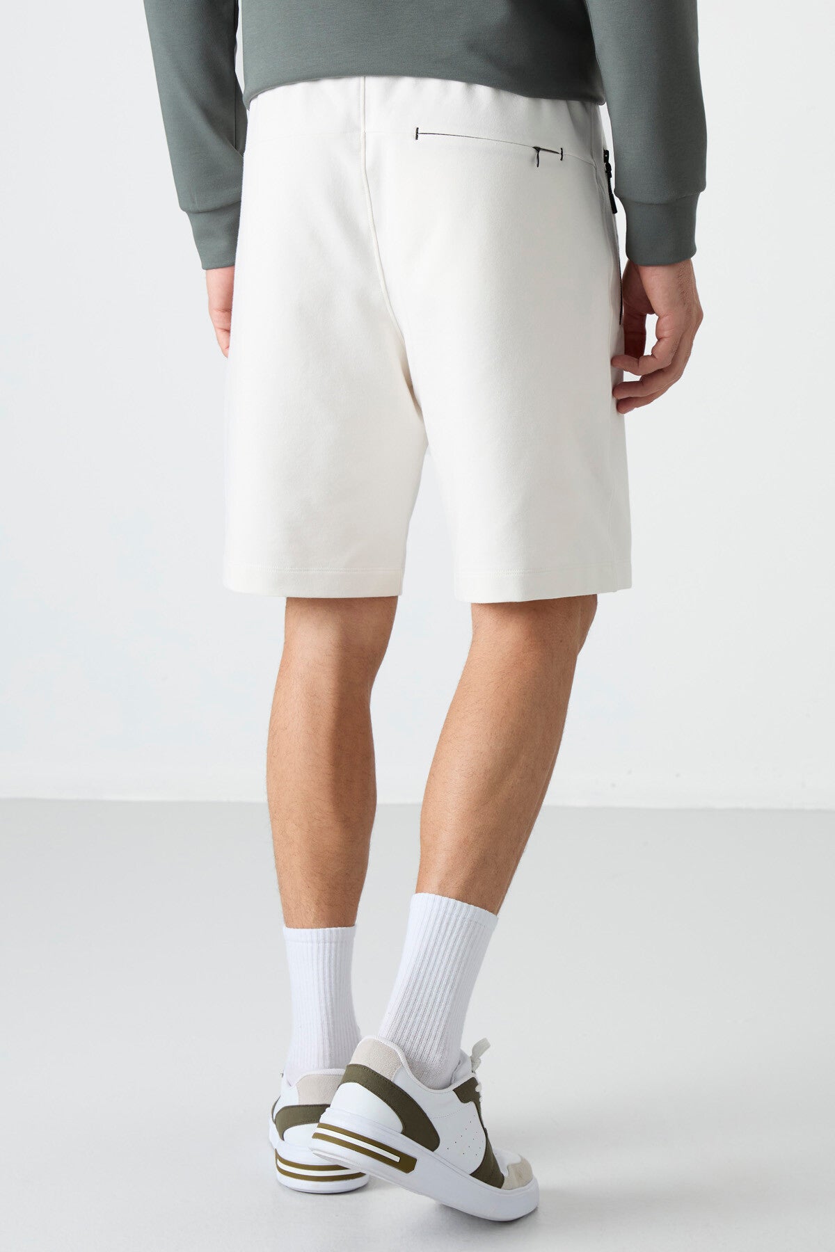 Ekru Gizli Fermuar Arka Cepli Bağcıklı Standart Kalıp Erkek Şort - 81136