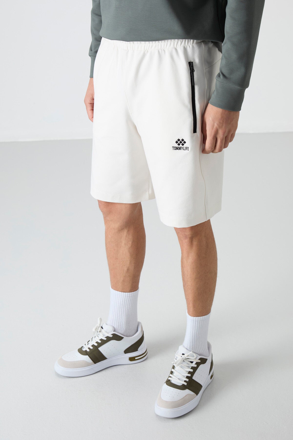 Ekru Gizli Fermuar Arka Cepli Bağcıklı Standart Kalıp Erkek Şort - 81136