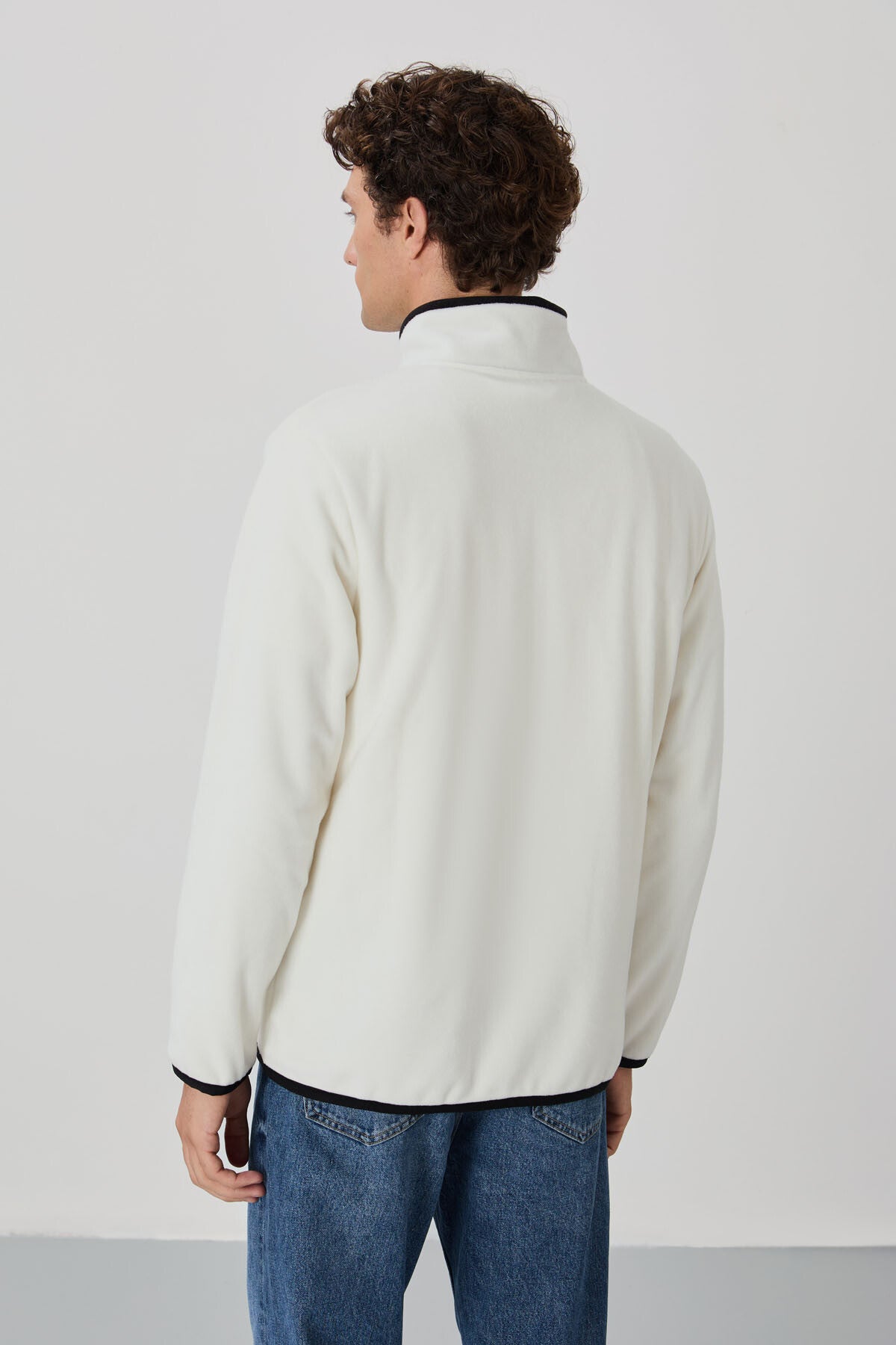 Ekru Yazı Nakışlı Dik Yaka Fermuarlı Standart Kalıp Erkek Sweatshirt Polar - 87992