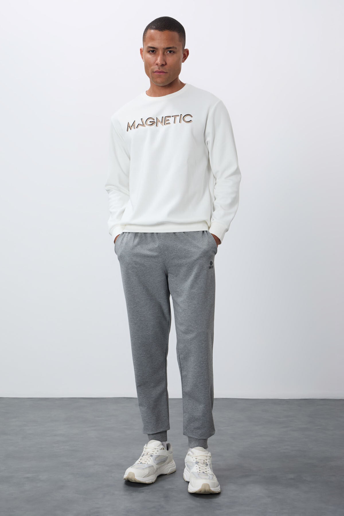 Ekru Yazı Nakışlı O Yaka Rahat Form İçi Polarlı Erkek Sweatshirt - 88020