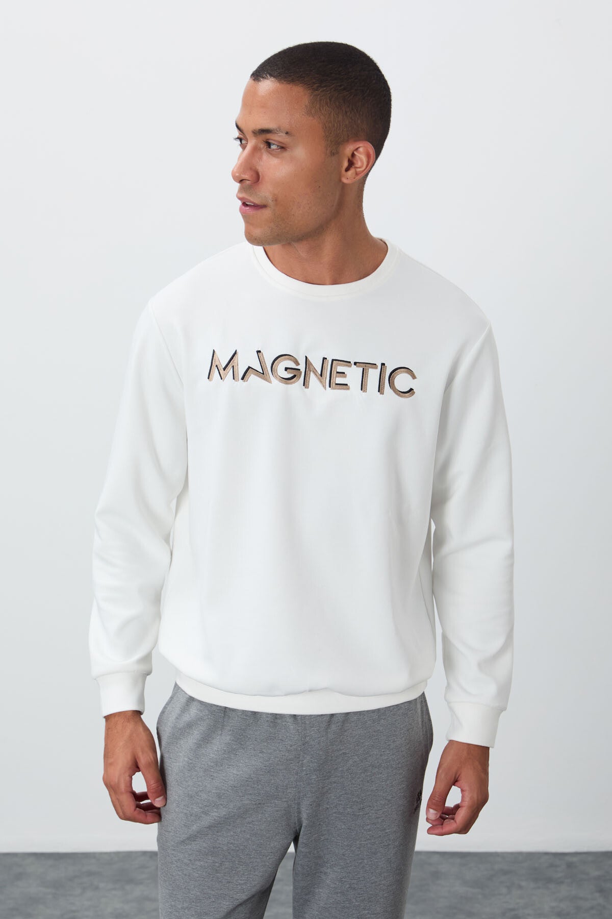 Ekru Yazı Nakışlı O Yaka Rahat Form İçi Polarlı Erkek Sweatshirt - 88020