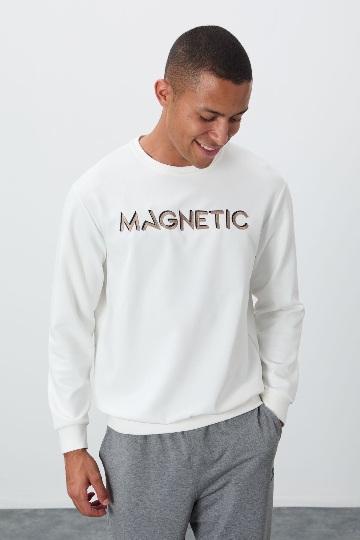 Ekru Yazı Nakışlı O Yaka Rahat Form İçi Polarlı Erkek Sweatshirt - 88020