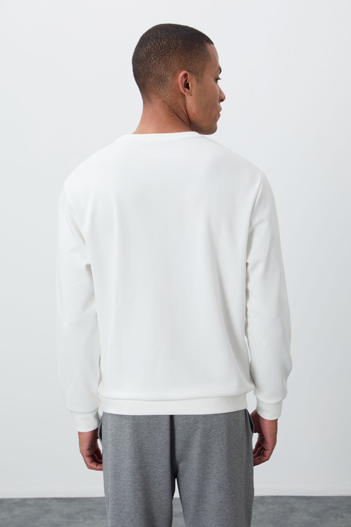 Ekru Yazı Nakışlı O Yaka Rahat Form İçi Polarlı Erkek Sweatshirt - 88020