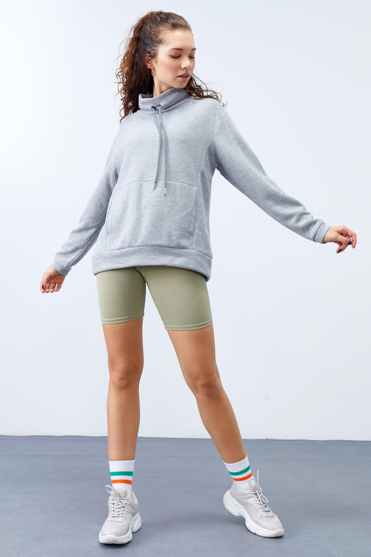 Gri Melanj Dik Yaka Bağcıklı Selanik Triko Kadın Oversize Sweatshirt - 97195