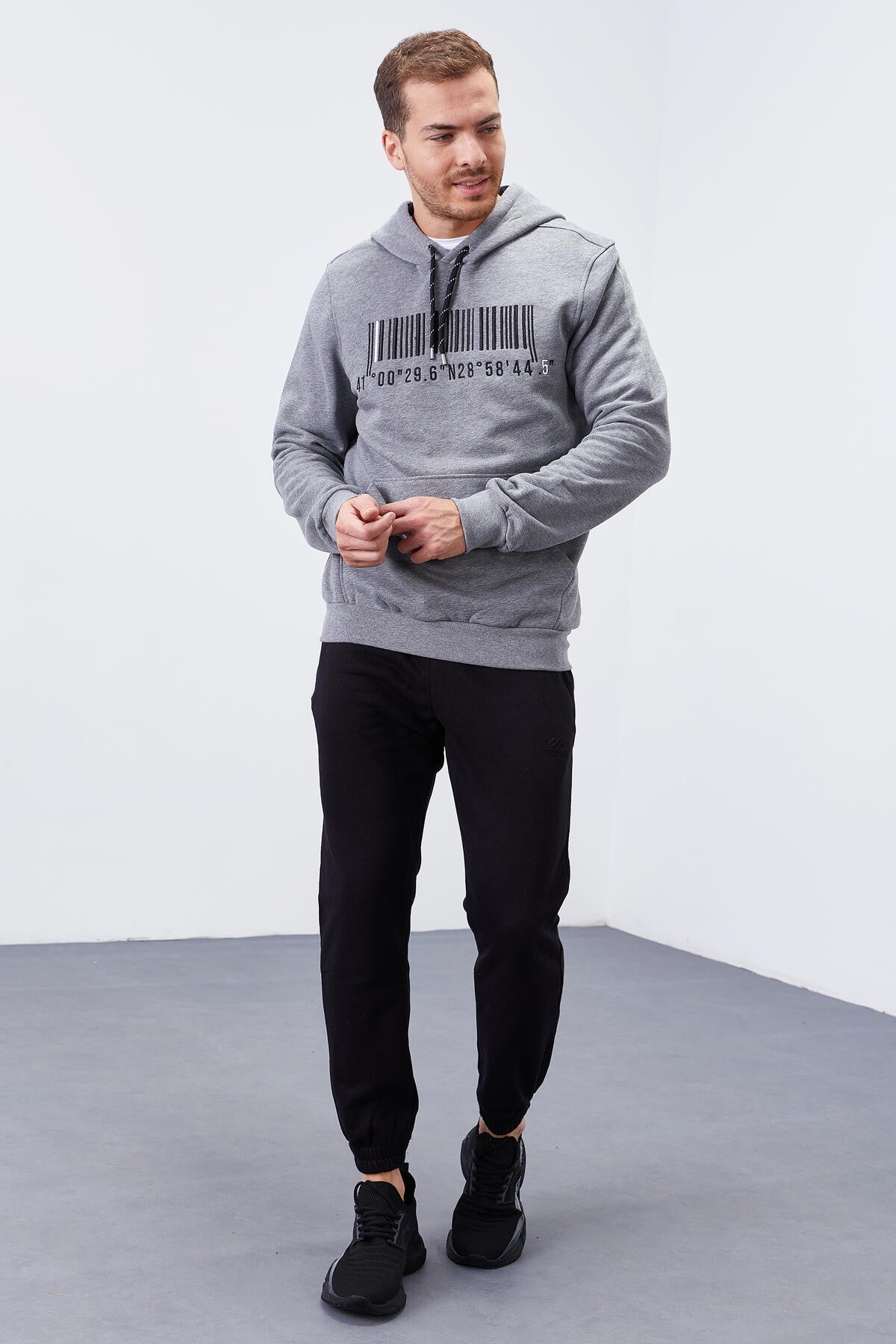 Gri Melanj Nakışlı Kanguru Cep Standart Kalıp Kapüşonlu Erkek Sweatshirt - 87839