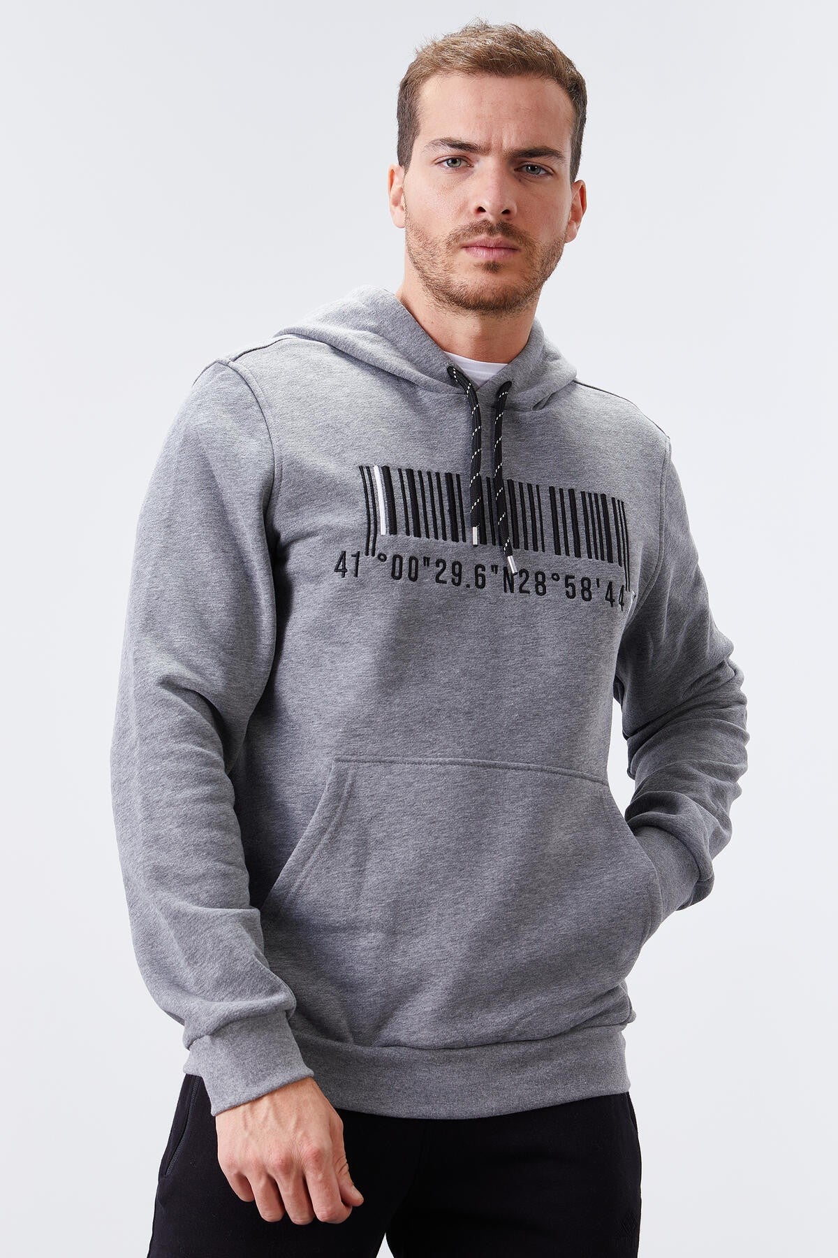 Gri Melanj Nakışlı Kanguru Cep Standart Kalıp Kapüşonlu Erkek Sweatshirt - 87839